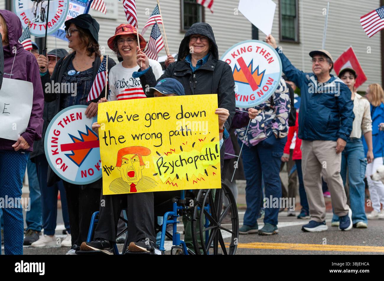 Fast tausend Menschen versammelten sich im Concord Center, um sich dem friedlichen No Kings-Protest gegen die Politik der Trump-Regierung anzuschließen. Stockfoto Fast tausend Menschen versammelten sich im Concord Center, um sich dem friedlichen No Kings-Protest gegen die Politik der Trump-Regierung anzuschließen. Stockfoto