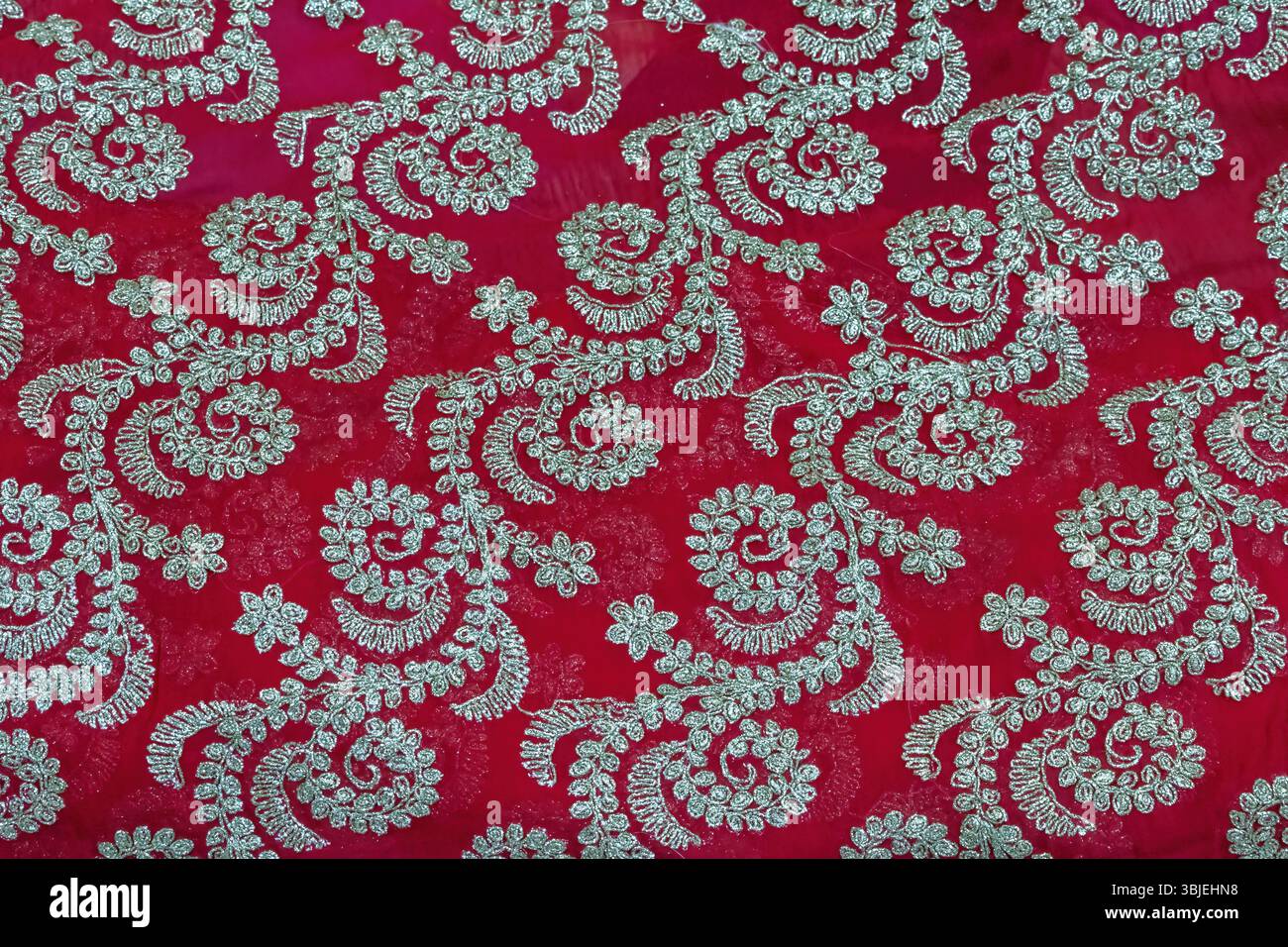 Dunkelrotes Georgette-Saree, Blumenmuster mit Perlenstickerei. Nahaufnahme des eleganten indischen Stoffdesigns. Stockfoto