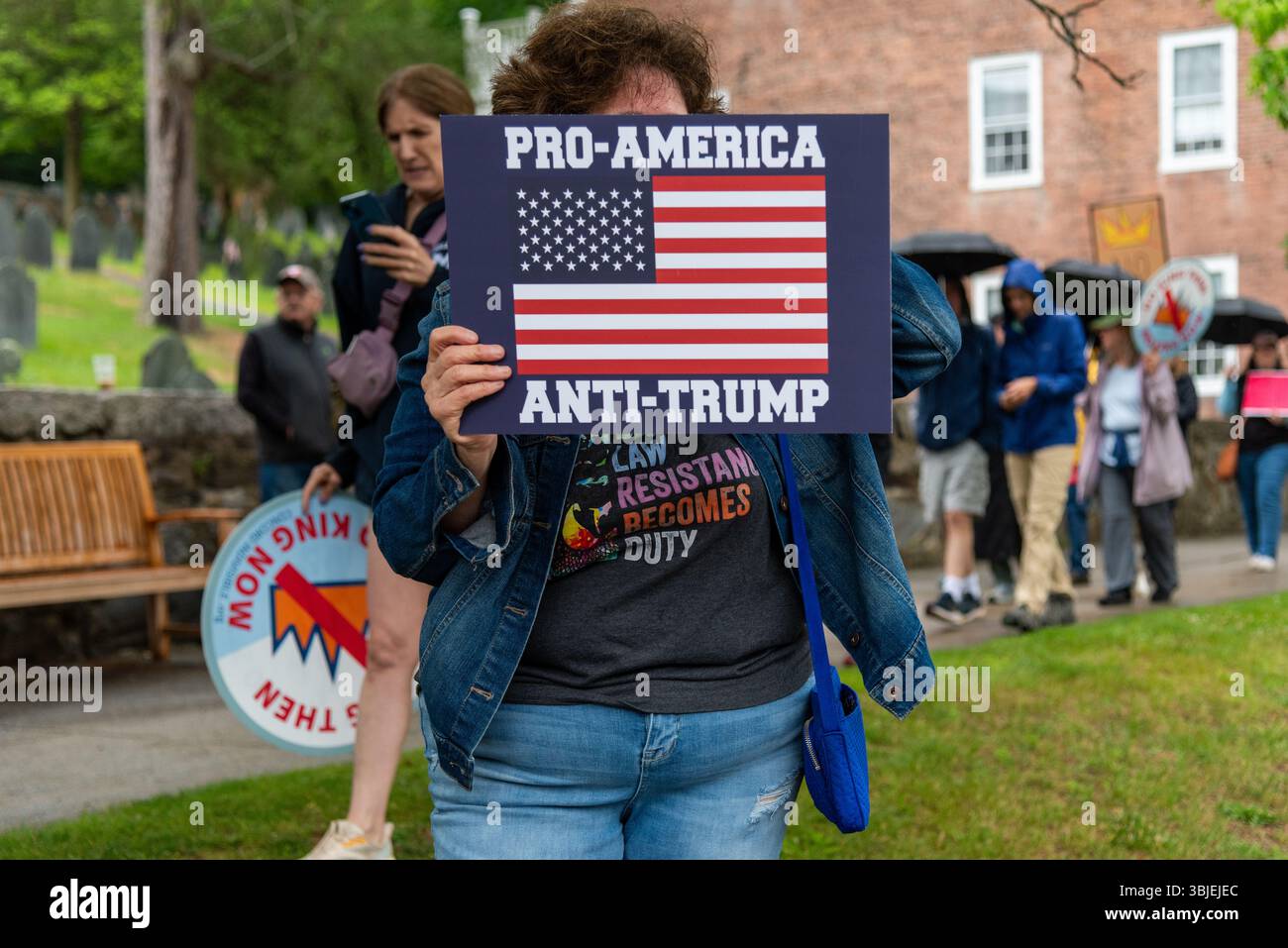 Fast tausend Menschen versammelten sich im Concord Center, um sich dem friedlichen No Kings-Protest gegen die Politik der Trump-Regierung anzuschließen. Stockfoto Fast tausend Menschen versammelten sich im Concord Center, um sich dem friedlichen No Kings-Protest gegen die Politik der Trump-Regierung anzuschließen. Stockfoto