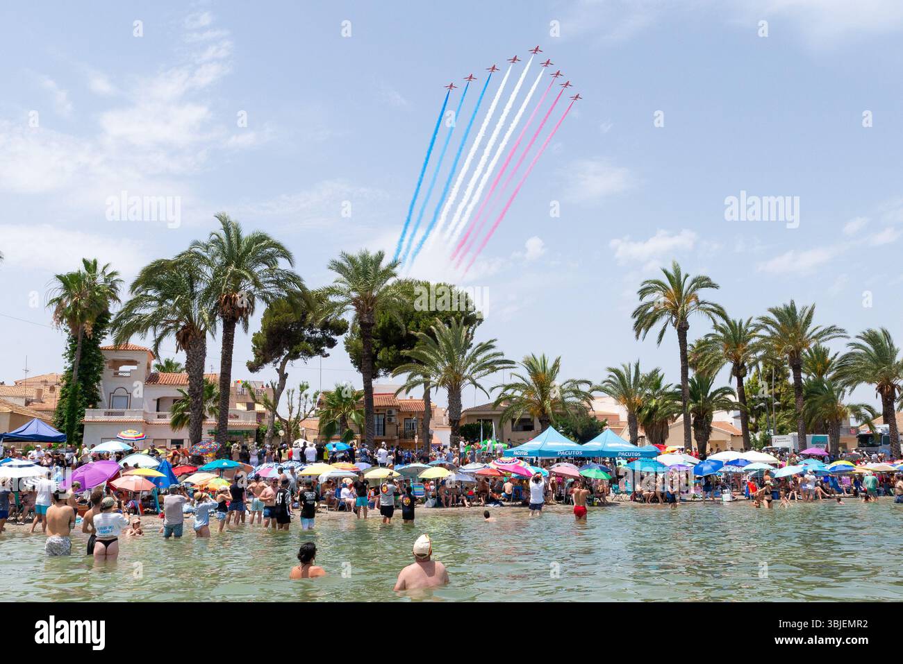 Santiago de La Ribera, San Javier, Spanien. Juni 2025. Das Kunstflugteam der spanischen Luft- und Raumfahrtstreitkräfte namens Patrulla Águila (Eagle Patrol) wurde am 4. Juli 1985 gegründet und feiert sein 40-jähriges Bestehen und das Ende seiner Zeit, als sie die Casa C-101 Aviojets auf Pilatus PC-21 Turboprop-Flugzeuge umsteigen. Neben ihnen, die über den Stränden des Mar Menor zeigen, sind andere Ausstellungsteams wie die Roten Pfeile der RAF, die über die Stadt, den Strand und die Menschenmassen ankommen Stockfoto