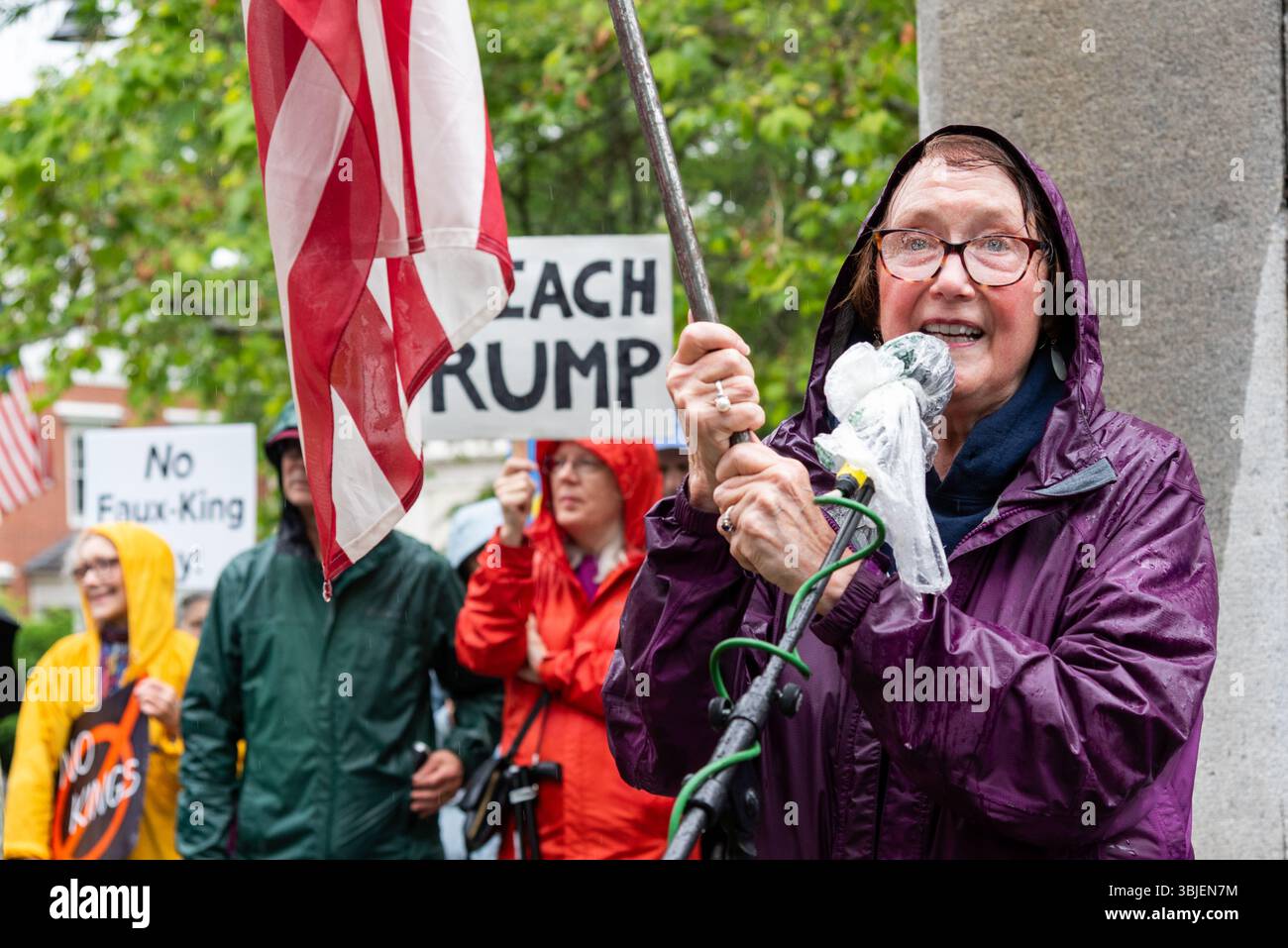 Diane Proctor, Teil von Concord unteilbar, sprach während des No Kings Protests mit einer Menge von fast tausend Leuten, die sich gegen den Trump Admini versammelten Stockfoto Diane Proctor, Teil von Concord unteilbar, sprach während des No Kings Protests mit einer Menge von fast tausend Leuten, die sich gegen den Trump Admini versammelten Stockfoto