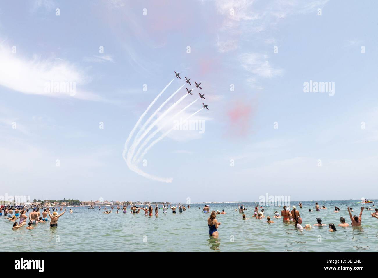 Santiago de La Ribera, San Javier, Spanien. Juni 2025. Das Kunstflugteam der spanischen Luft- und Raumfahrtstreitkräfte namens Patrulla Águila (Eagle Patrol) wurde am 4. Juli 1985 gegründet und feiert sein 40-jähriges Bestehen und das Ende seiner Zeit, als sie die Casa C-101 Aviojets auf Pilatus PC-21 Turboprop-Flugzeuge umsteigen. Sie sehen über die Strände des Mar Menor, während die Menschen vom Meer aus beobachten Stockfoto