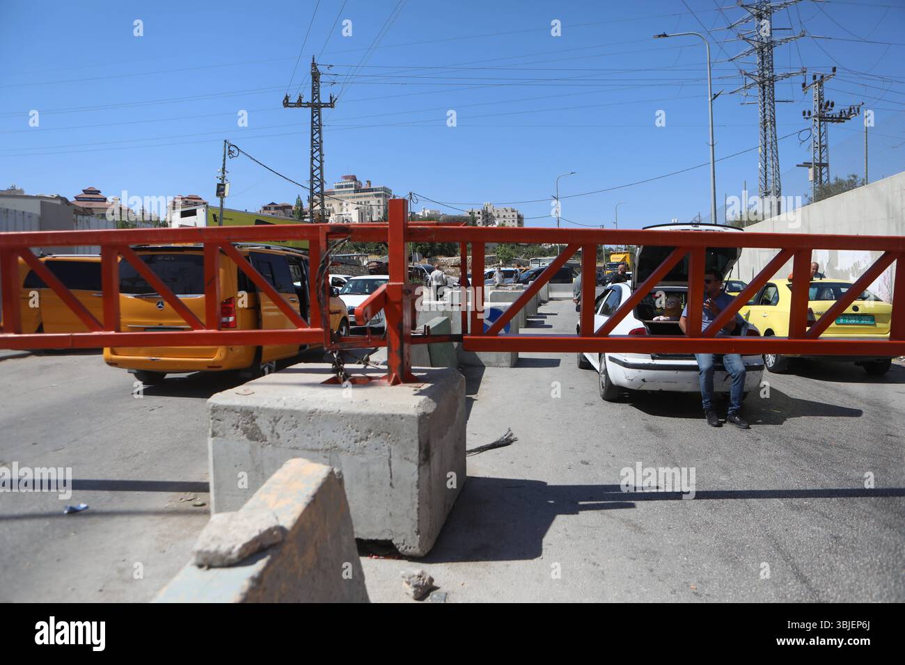 Straßensperren werden an einem Eingang zu Hebron errichtet Straßensperren werden am 14. Juni 2025 an einem Eingang zu Hebron, dem südlichen Westjordanland, errichtet. Israel startete am frühen Freitag Luftangriffe auf die iranische Hauptstadt Teheran und andere Städte im ganzen Land mit dem Ziel, die nukleare Infrastruktur des Iran, die Produktion ballistischer Raketen und die militärischen Fähigkeiten zu zerstören. Der Iran reagierte am Freitagabend auf die Angriffe, indem er eine Salve ballistischer Raketen gegen militärische Ziele in Israel abfeuerte. Foto: Mamoun Wazwaz apaimages Hebron West Bank palästinensisches Territorium 140625Nablus MW 0031 Copyright: Xapaimag Stockfoto