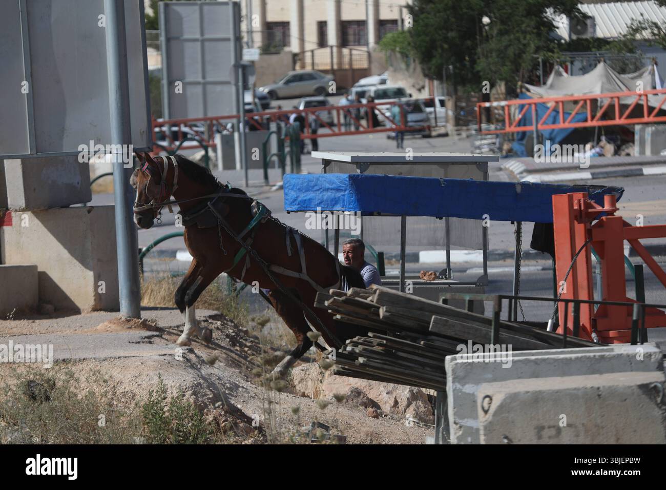 Straßensperren werden an einem Eingang zu Hebron errichtet Straßensperren werden am 14. Juni 2025 an einem Eingang zu Hebron, dem südlichen Westjordanland, errichtet. Israel startete am frühen Freitag Luftangriffe auf die iranische Hauptstadt Teheran und andere Städte im ganzen Land mit dem Ziel, die nukleare Infrastruktur des Iran, die Produktion ballistischer Raketen und die militärischen Fähigkeiten zu zerstören. Der Iran reagierte am Freitagabend auf die Angriffe, indem er eine Salve ballistischer Raketen gegen militärische Ziele in Israel abfeuerte. Foto: Mamoun Wazwaz apaimages Hebron West Bank palästinensisches Territorium 140625Nablus MW 003 Copyright: Xapaimage Stockfoto