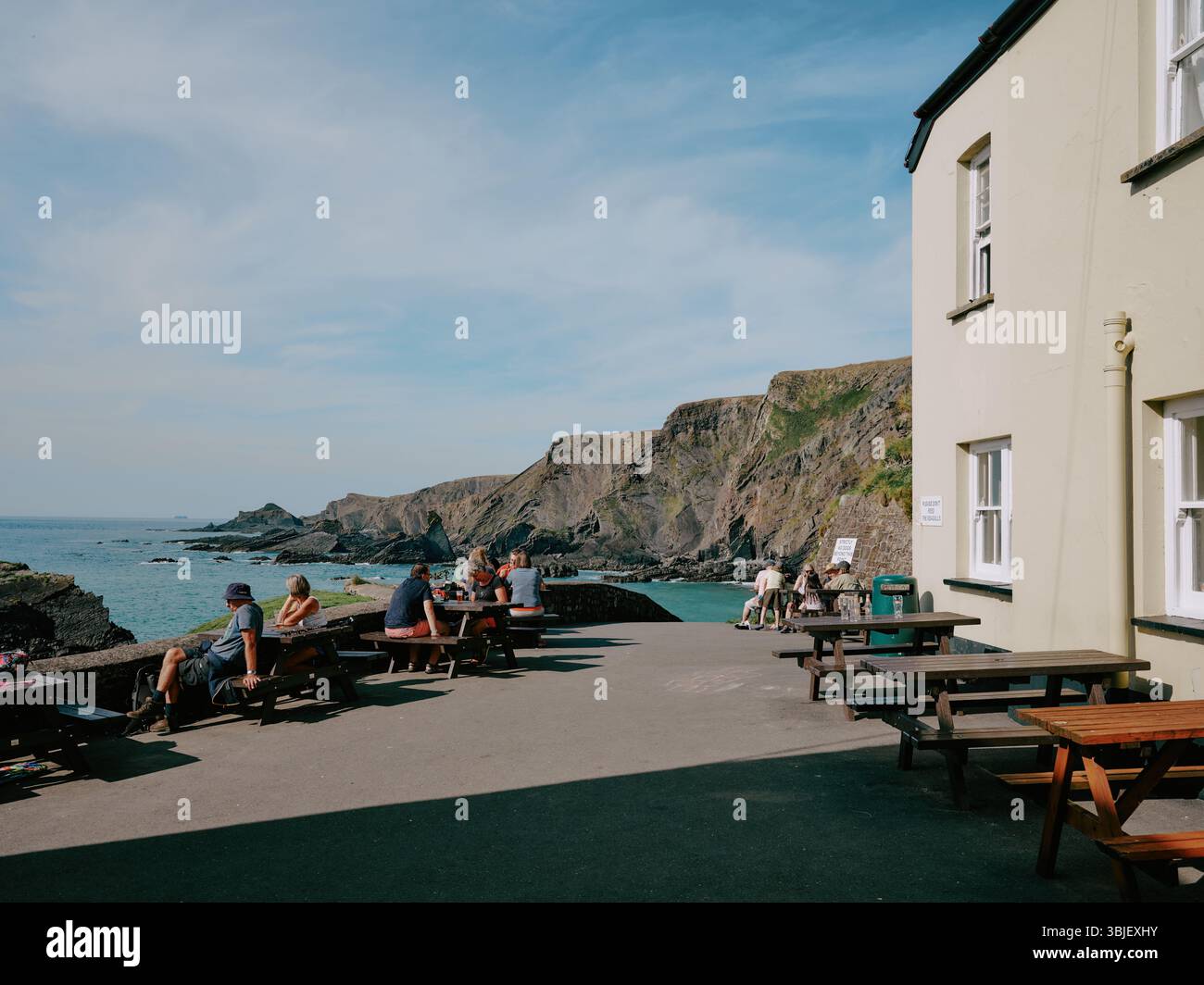 Im Sommer besuchen Besucher das Hartland Quay Hotel in North Devon, England, Großbritannien Stockfoto