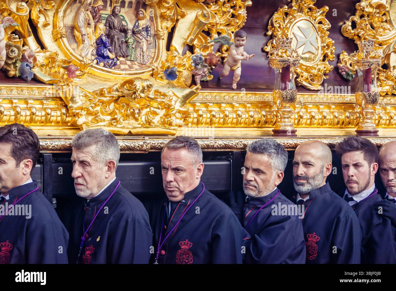 Málaga, Spanien, 16. April 2025: Prozession der Hingabe: Málaga Bruderschaft mit dem heiligen Gewicht Stockfoto