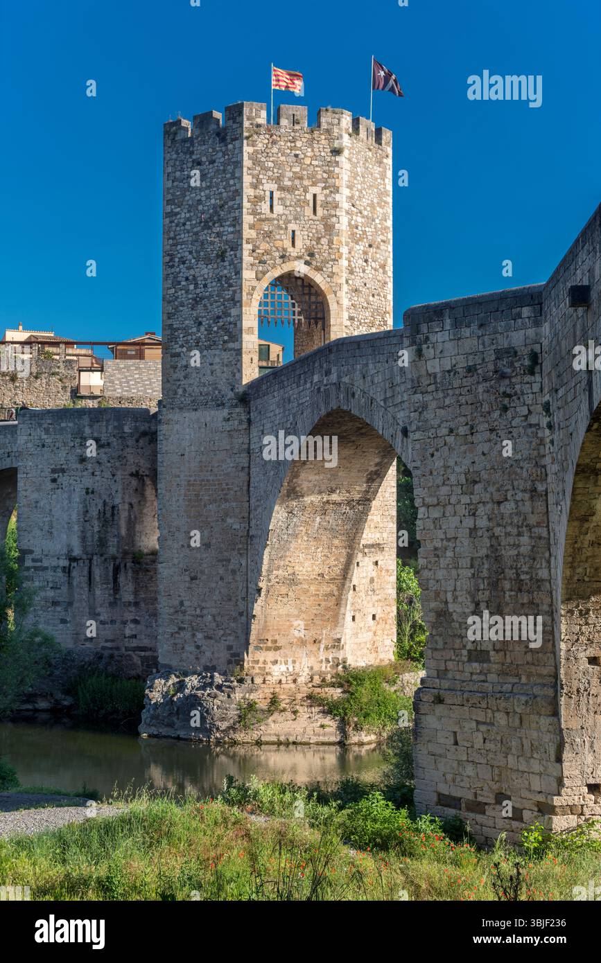 BEOBACHTEN SIE DIE ALTE BRÜCKE DES TURMS BESALU GIRONA KATALONIEN SPANIEN Stockfoto