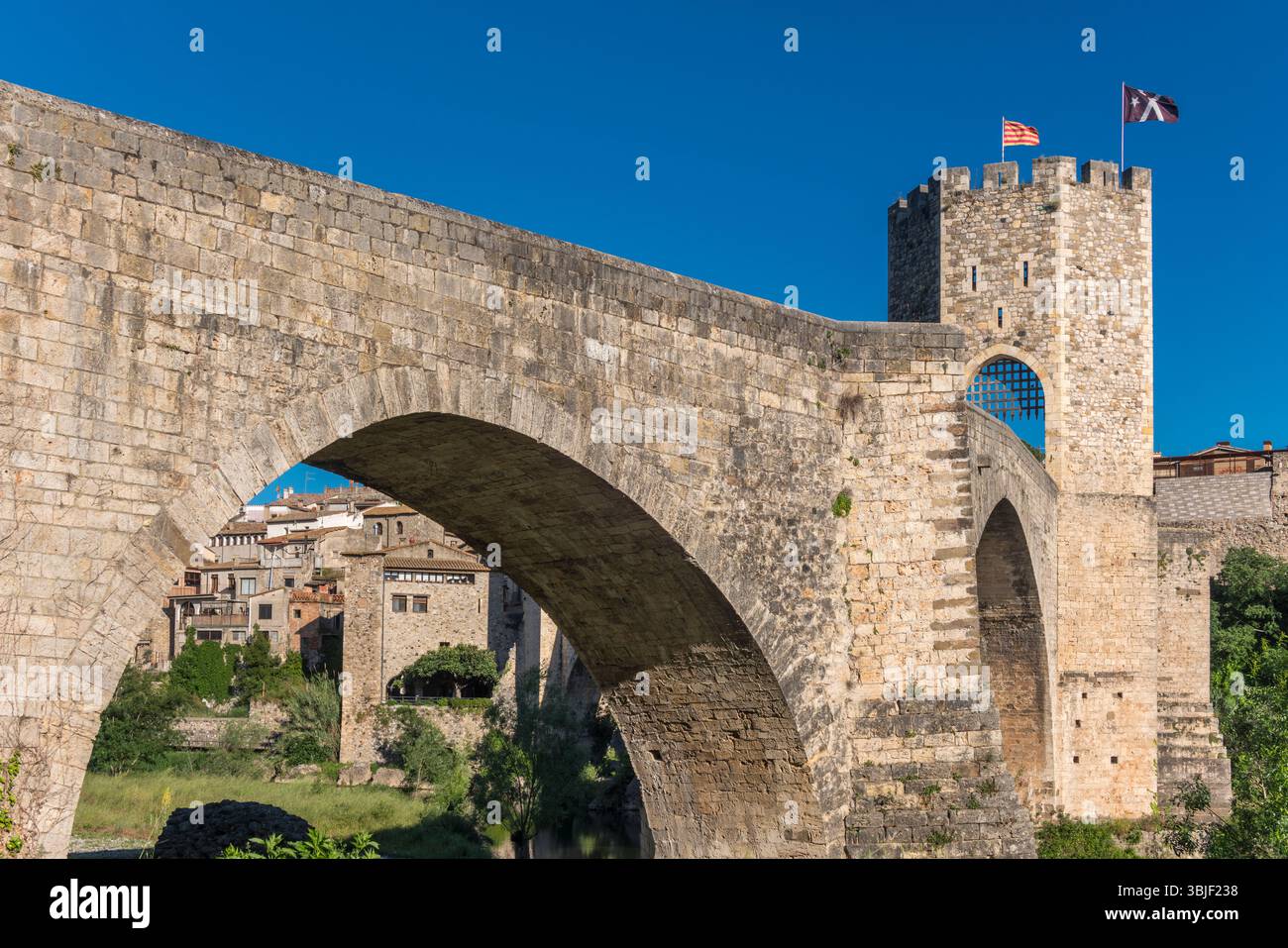 BEOBACHTEN SIE DIE ALTE BRÜCKE DES TURMS BESALU GIRONA KATALONIEN SPANIEN Stockfoto