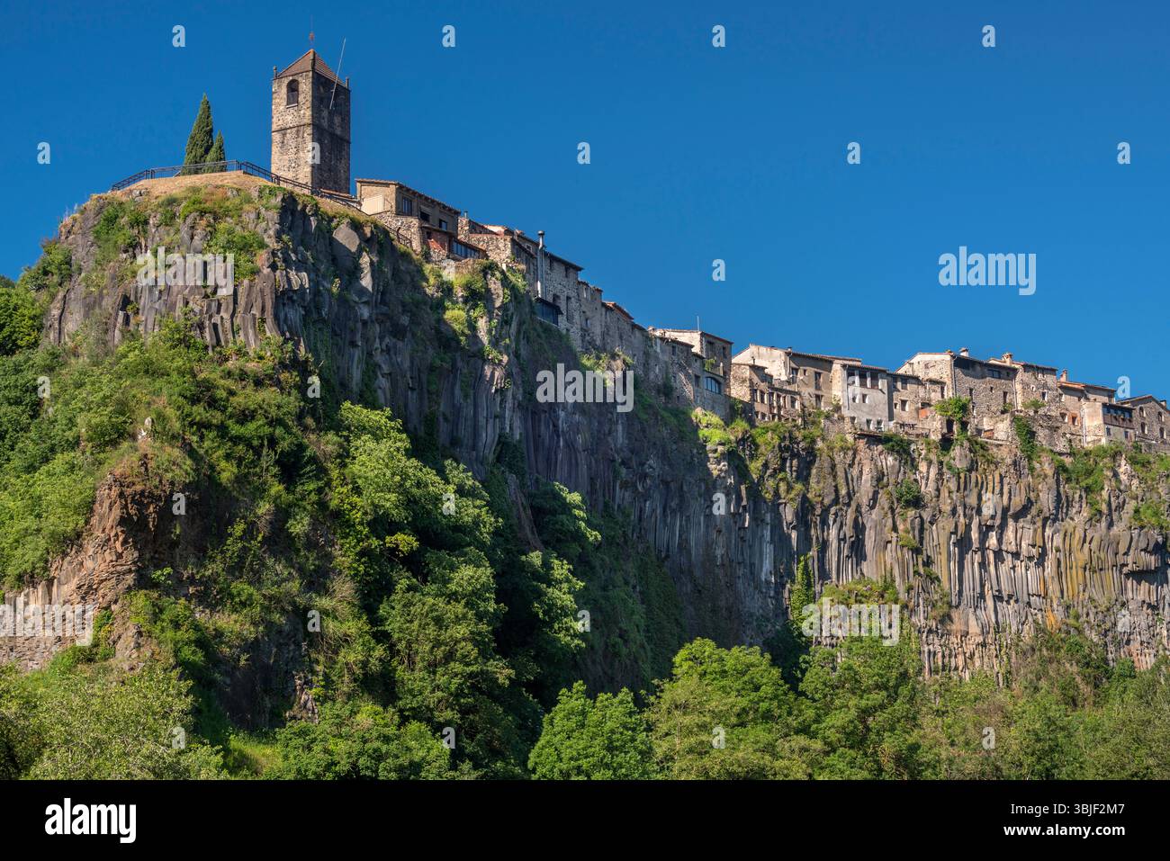 KIRCHE SANT SALVADOR GLOCKENTURM ALTSTADT CASTELLFOLLIT DE LA ROCA LA GARROTXA VULKANZONE NATURPARK GIRONA KATALONIEN SPANIEN Stockfoto