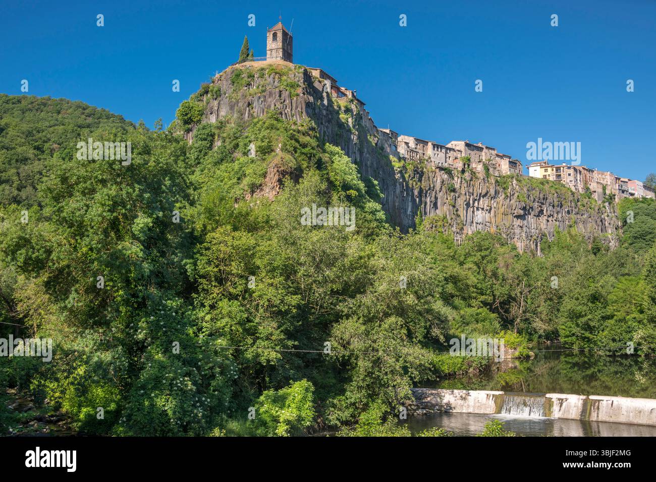 KIRCHE SANT SALVADOR GLOCKENTURM ALTSTADT CASTELLFOLLIT DE LA ROCA LA GARROTXA VULKANZONE NATURPARK GIRONA KATALONIEN SPANIEN Stockfoto