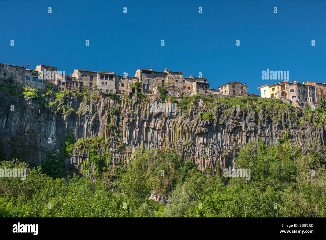 HÄUSER AUF DEN KLIPPEN IN DER ALTSTADT VON BASALTKLIPPEN CASTELLFOLLIT DE LA ROCA LA GARROTXA VULKANZONE NATURPARK GIRONA KATALONIEN SPANIEN Stockfoto