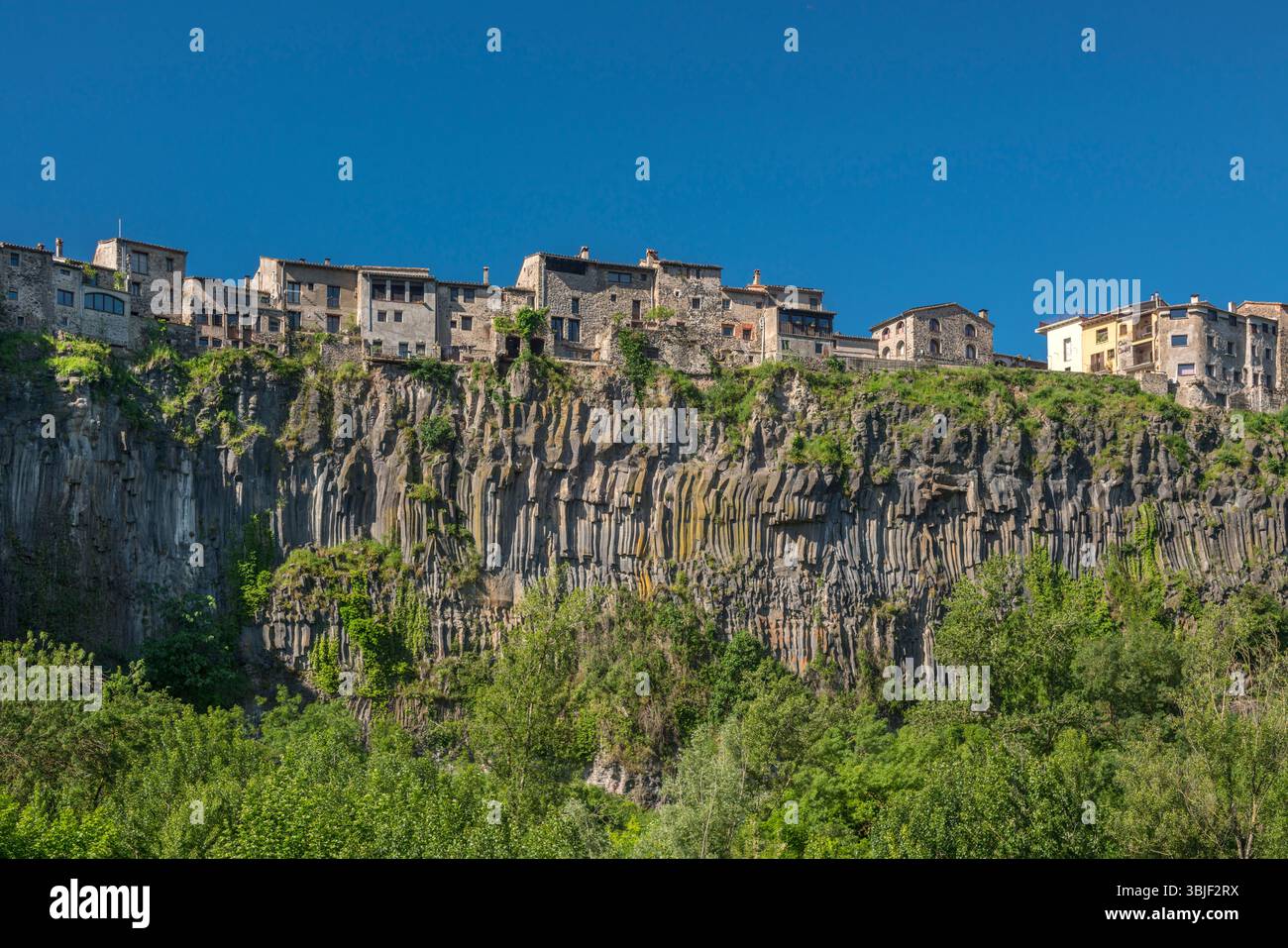 HÄUSER AUF DEN KLIPPEN IN DER ALTSTADT VON BASALTKLIPPEN CASTELLFOLLIT DE LA ROCA LA GARROTXA VULKANZONE NATURPARK GIRONA KATALONIEN SPANIEN Stockfoto