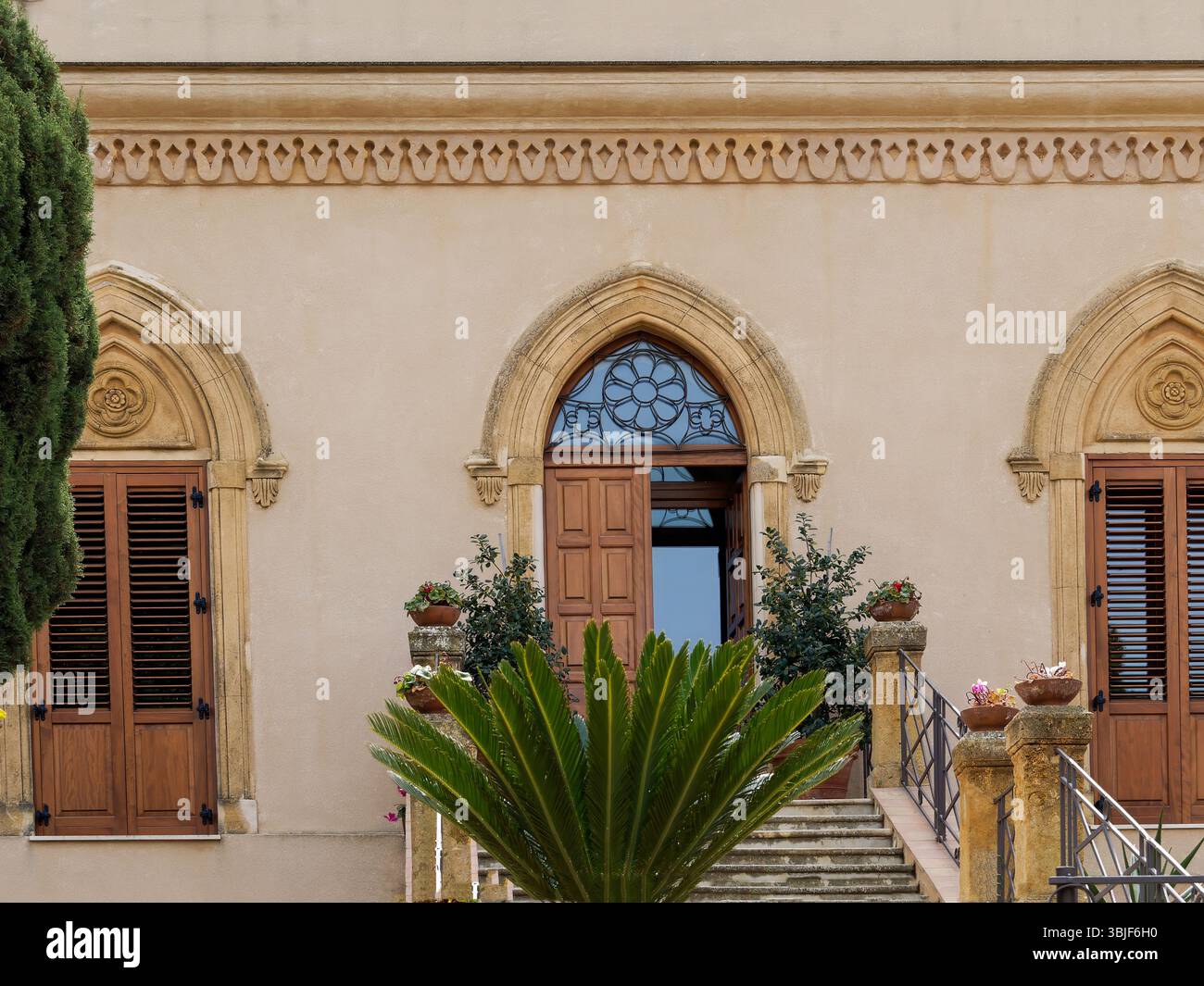 Traditionelle europäische Architektur mit Bogengängen und kunstvollen Fassadendetails Stockfoto