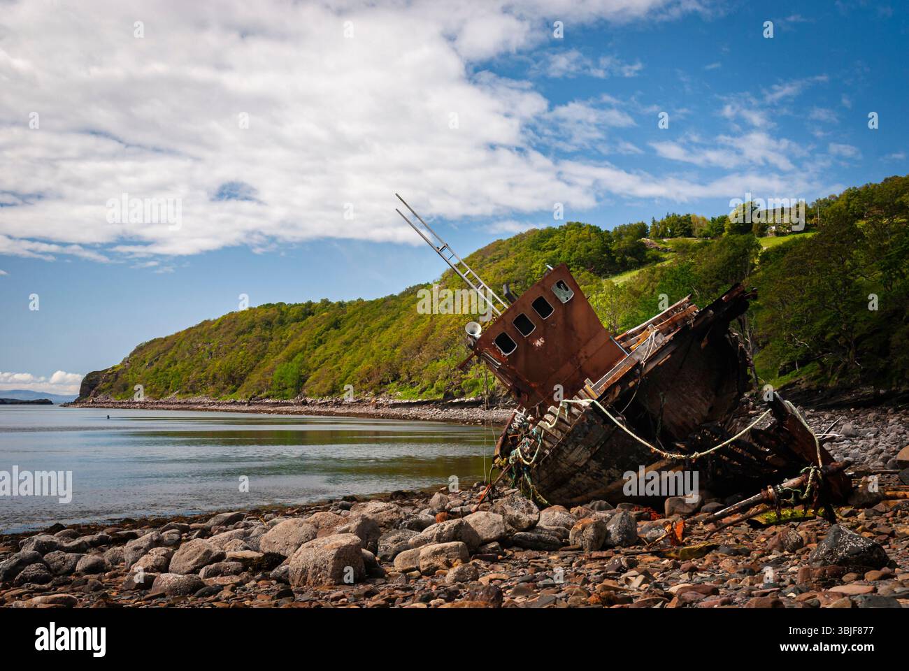 Ein HDR-Bild des Wracks, Dayspring, wurde 2005 während eines Sturms in Lower Diabaig in der Nähe von Torridon im schottischen Hochland gespült. Juni 2009. Stockfoto