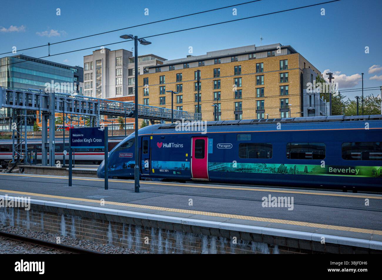 Hull-Züge am Bahnhof London Kings Cross. Hull Trains die Klasse 802 Paragon der First Group verkehrt zwischen Hull/Beverley und London Kings Cross Stockfoto
