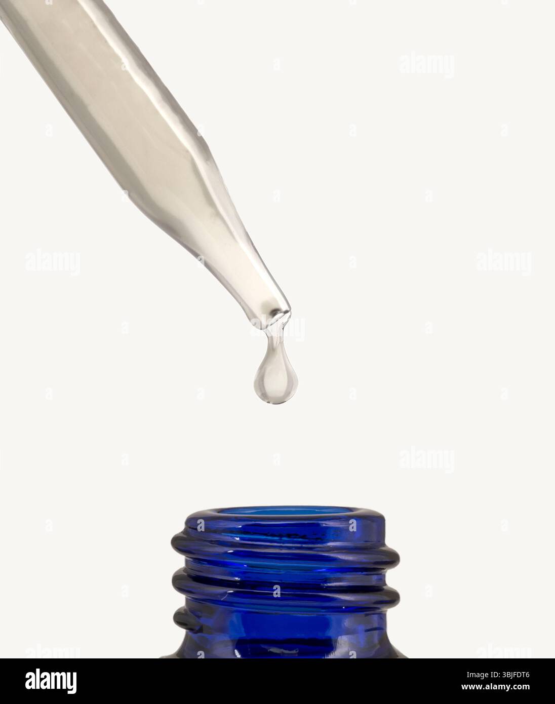 Flüssigkeitstropfen in die Flasche, USA Stockfoto