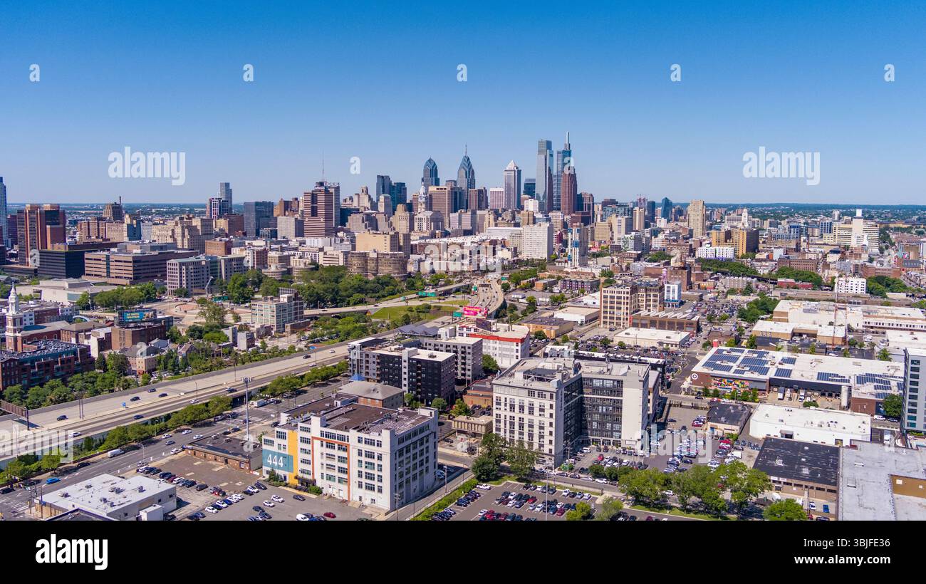 Luftaufnahme der Skyline von Philadelphia mit dem interstate I-95 Highway im Vordergrund, Philadelphia Pennsylvania USA Stockfoto