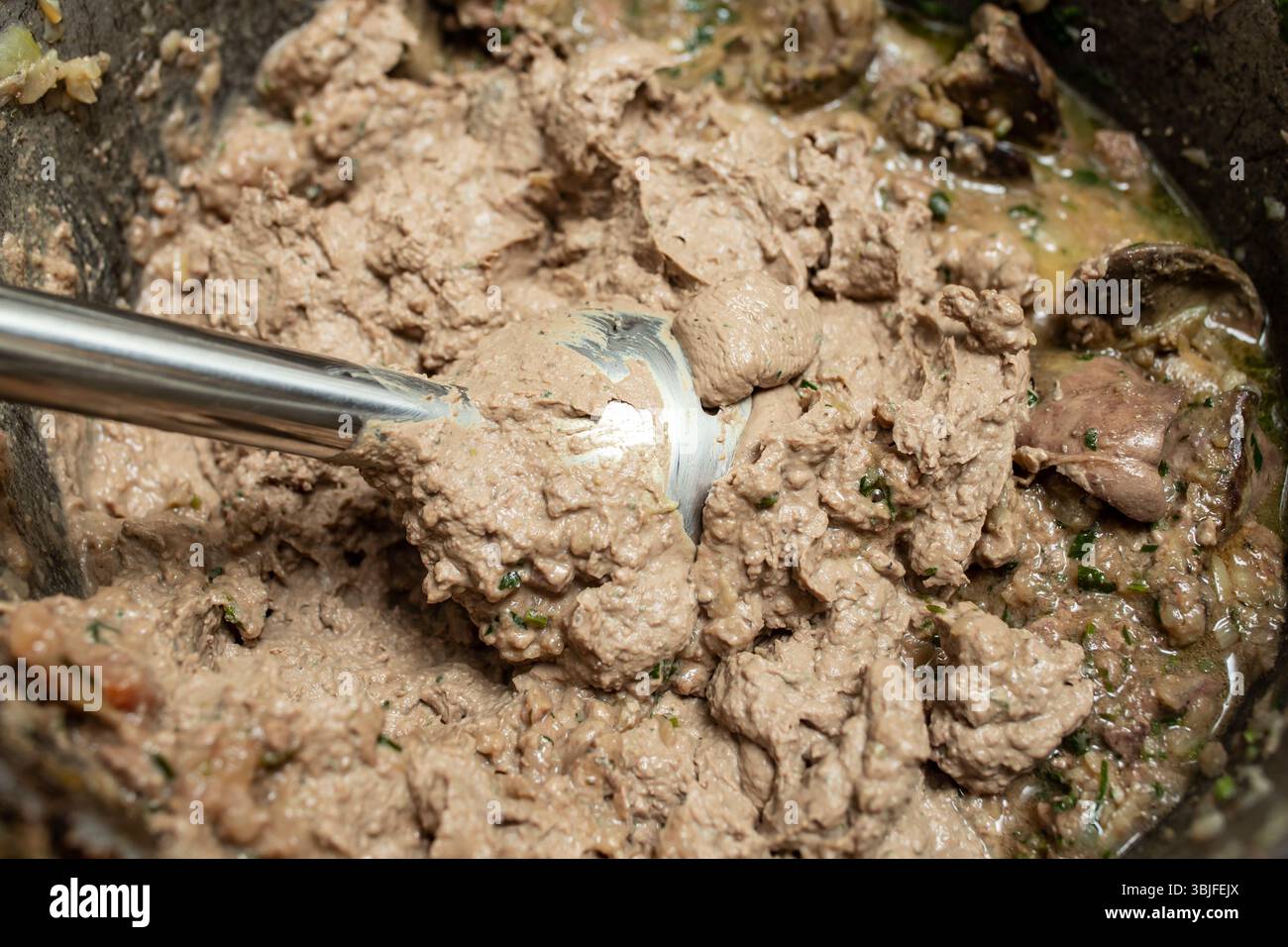 Vermischung von Hühnerleber mit einem vertikalen Handmixer, Leberpastenverfahren Stockfoto