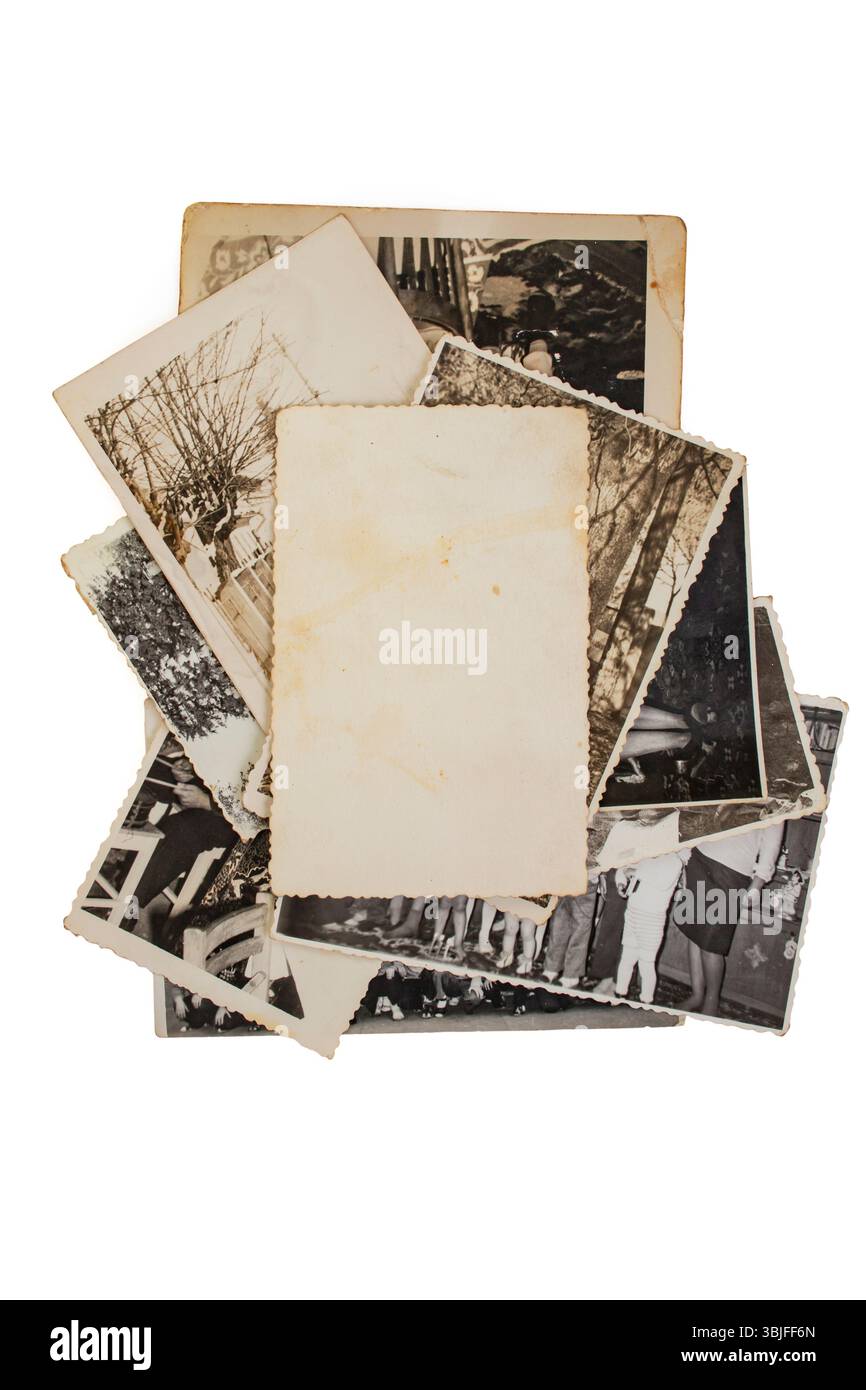 Stapeln Sie alte Fotos mit leerem Kopierraum, isoliert auf weißem Hintergrund. Abstrakter texturierter Hintergrund, Stockfoto