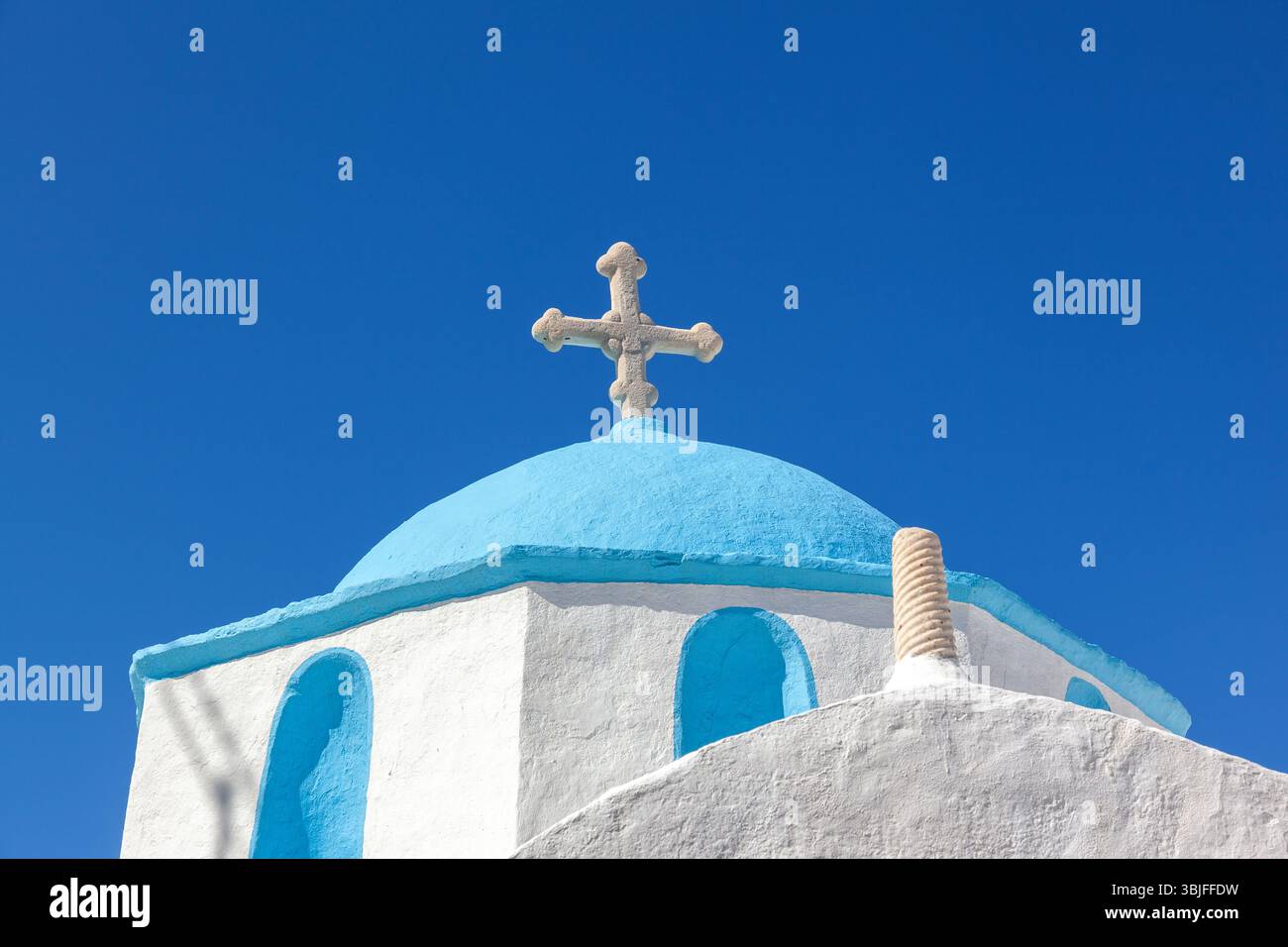 Traditionelle hellblaue Kuppel einer griechisch-orthodoxen Kirche, typisch für die lokale Architektur der Kykladen-Inseln, hier im Dorf Parikia, Paros Stockfoto