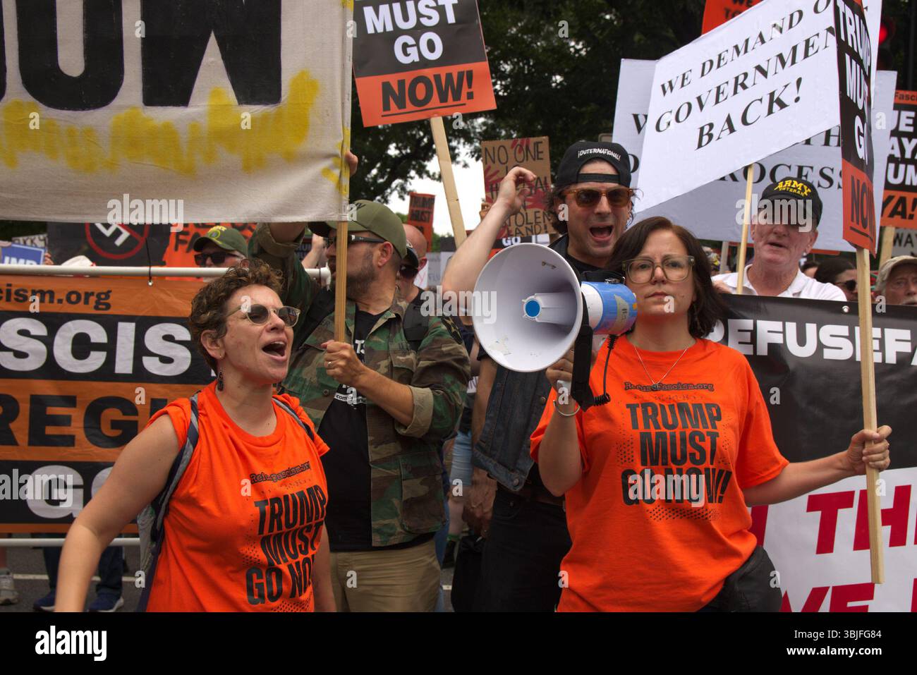 Sunsara Taylor und Sam Goldman von den Revolutionären Kommunisten USA führen einen marsch vom Logan Circle zum Lafayette Square in Washington DC. Stockfoto