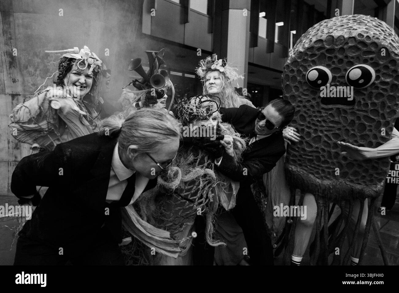 London, Großbritannien. 30. September 2024. Ocean Rebellion organisiert einen weiteren markanten Protest vor der Internationalen Seeschifffahrtsorganisation (IMO) in London, der den letzten Tag der Sitzungen des Ausschusses für den Schutz der Meeresumwelt (MEPC) markiert. In einer eindrucksvollen visuellen Darstellung ertränken maskierte Geschäftsleute symbolisch einen Meeresgeist, der in einer Glasschale gefangen ist und Flammen und Gas ausgesetzt ist. Die Demonstration macht auf die zerstörerischen Auswirkungen von Flüssigerdgas (LNG) auf Meeresökosysteme aufmerksam und fordert dringende Umweltschutzmaßnahmen. Quelle: Joao Daniel Pereira/Alamy Live News Stockfoto