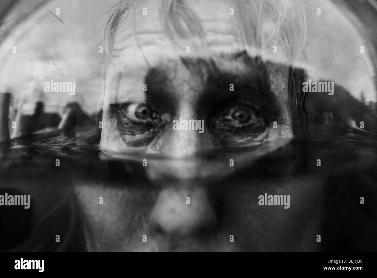 London, Großbritannien. Oktober 2024. Ocean Rebellion organisiert einen weiteren markanten Protest vor der Internationalen Seeschifffahrtsorganisation (IMO) in London, der den letzten Tag der Sitzungen des Ausschusses für den Schutz der Meeresumwelt (MEPC) markiert. In einer eindrucksvollen visuellen Darstellung ertränken maskierte Geschäftsleute symbolisch einen Meeresgeist, der in einer Glasschale gefangen ist und Flammen und Gas ausgesetzt ist. Die Demonstration macht auf die zerstörerischen Auswirkungen von Flüssigerdgas (LNG) auf Meeresökosysteme aufmerksam und fordert dringende Umweltschutzmaßnahmen. Quelle: Joao Daniel Pereira/Alamy Live News Stockfoto