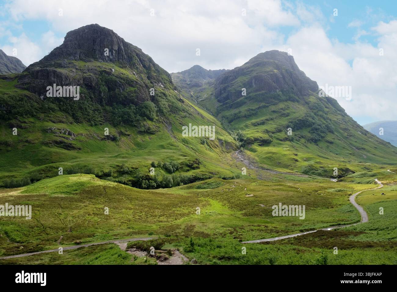 Bidean nam Bian Mountain Range, auch bekannt als die drei Schwestern von Glencoe, zeigt Gearr Aonach und Aonach Dubh im Glencoe Valley, Schottland, Großbritannien Stockfoto