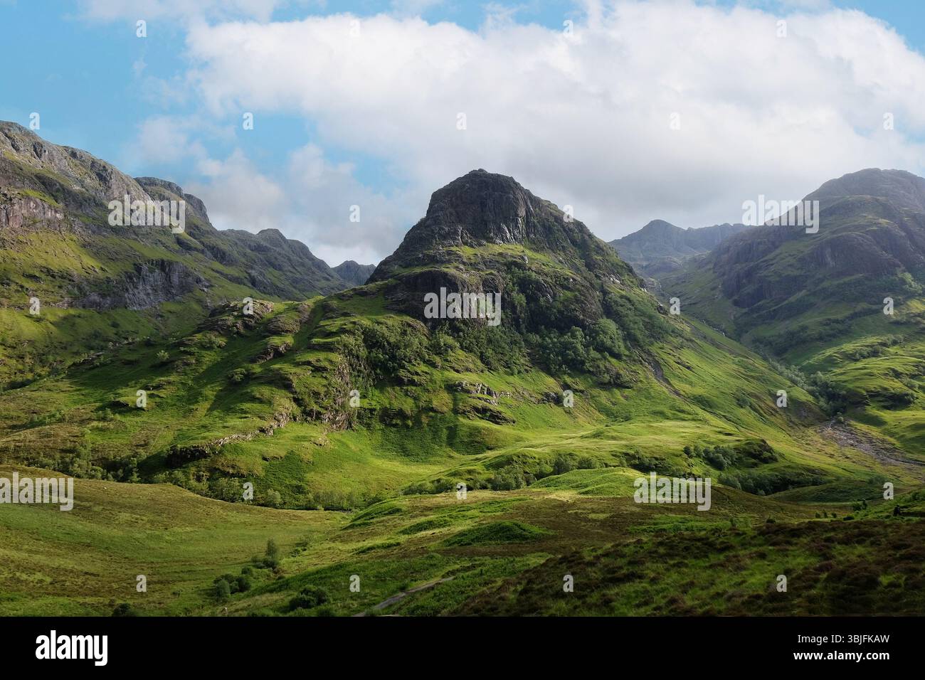 Bidean nam Bian Mountain Range, auch bekannt als The Three Sisters of Glencoe, zeigt Gearr Aonach im Glencoe Valley in Schottland Stockfoto