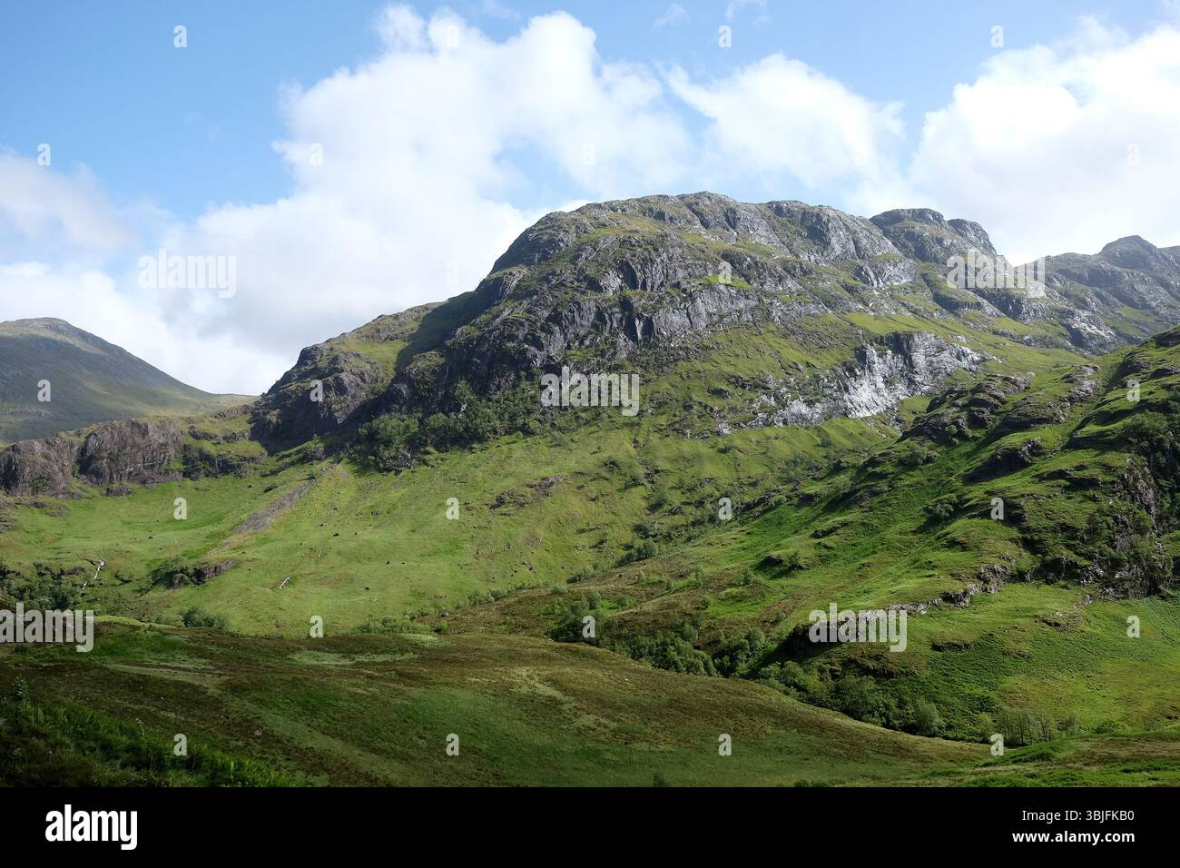 Bidean nam Bian Mountain Range, auch bekannt als die drei Schwestern von Glencoe, zeigt Beinn Fhada in Schottland Stockfoto