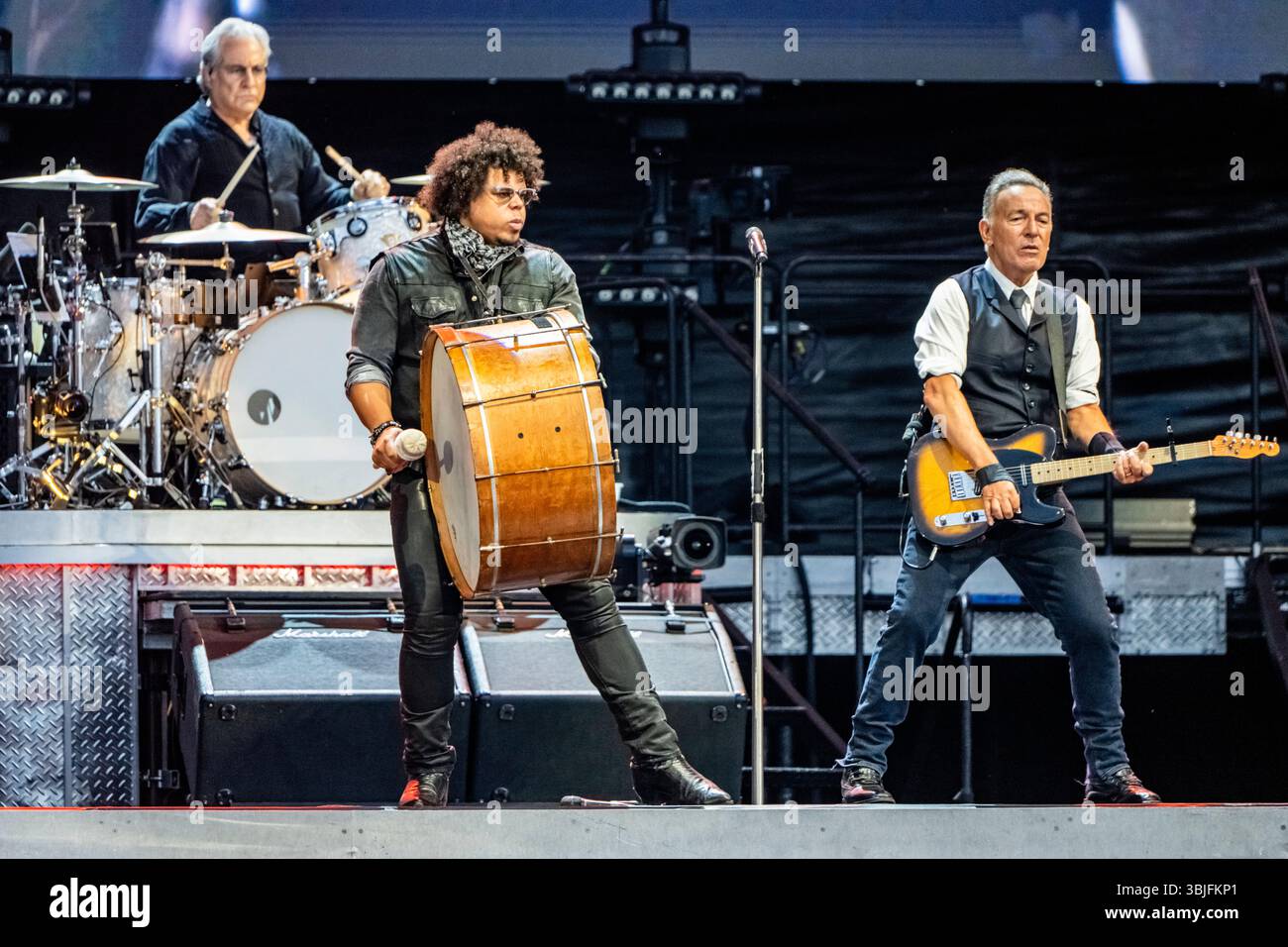 Prag, Tschechische Republik. Juni 2025. Der amerikanische Sänger und Gitarrist Bruce Springsteen mit der E Street Band trat am 15. Juni 2025 in Prag auf. Quelle: VIT Simanek/CTK Photo/Alamy Live News Stockfoto