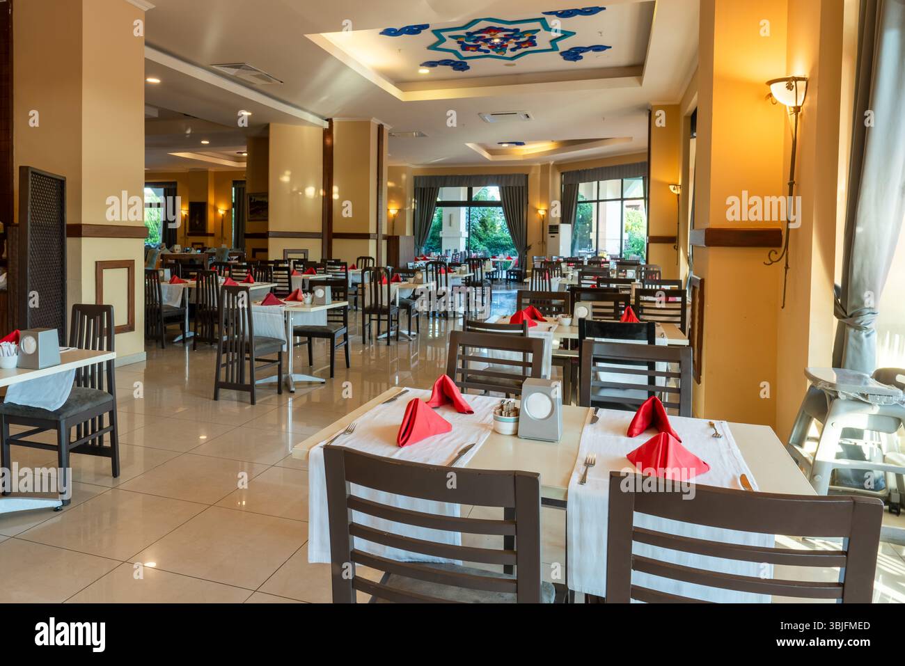 Das Innere eines leeren Hotelrestaurants. Hochwertige Fotos Stockfoto