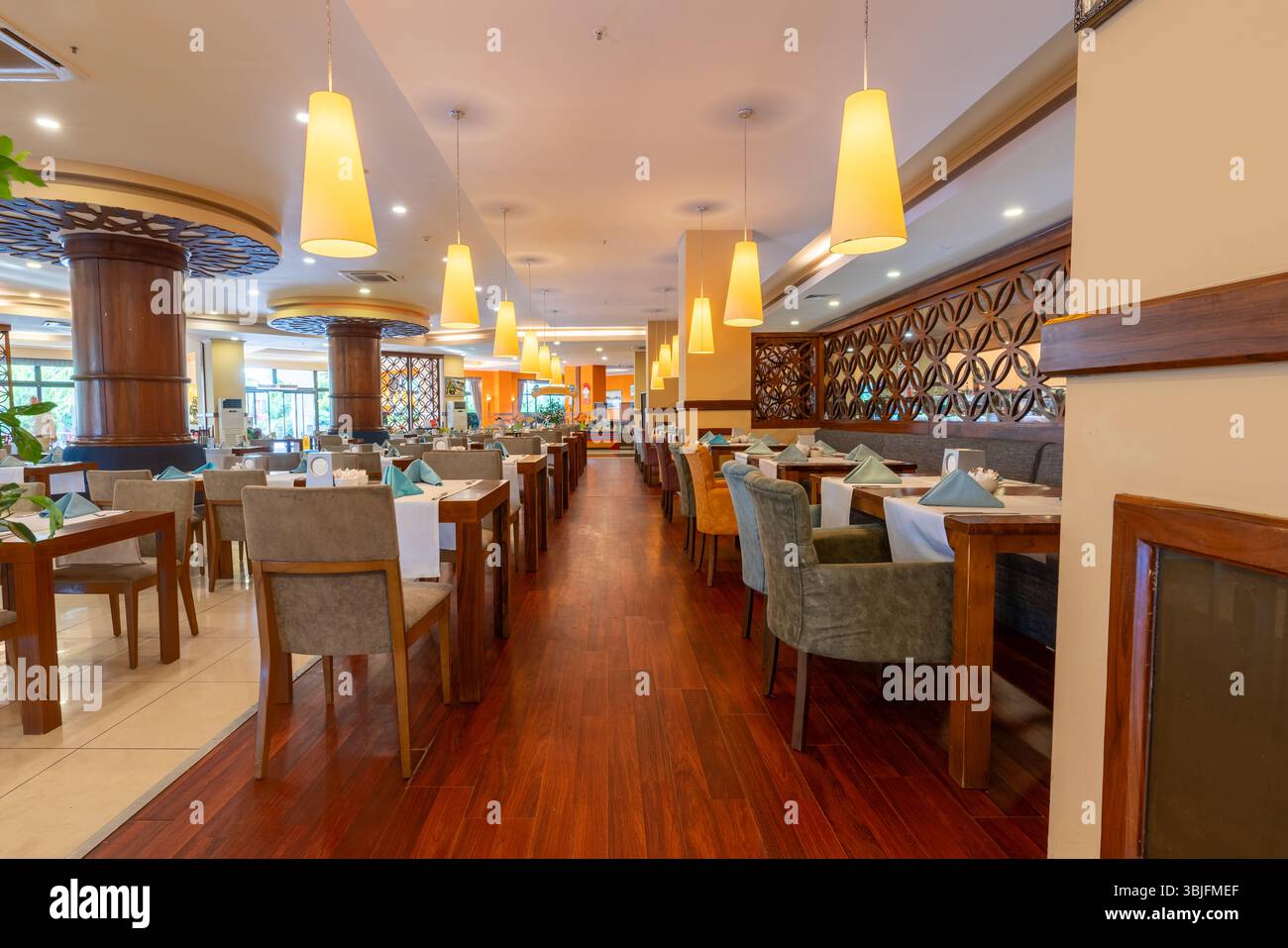 Das Innere eines leeren Hotelrestaurants. Hochwertige Fotos Stockfoto