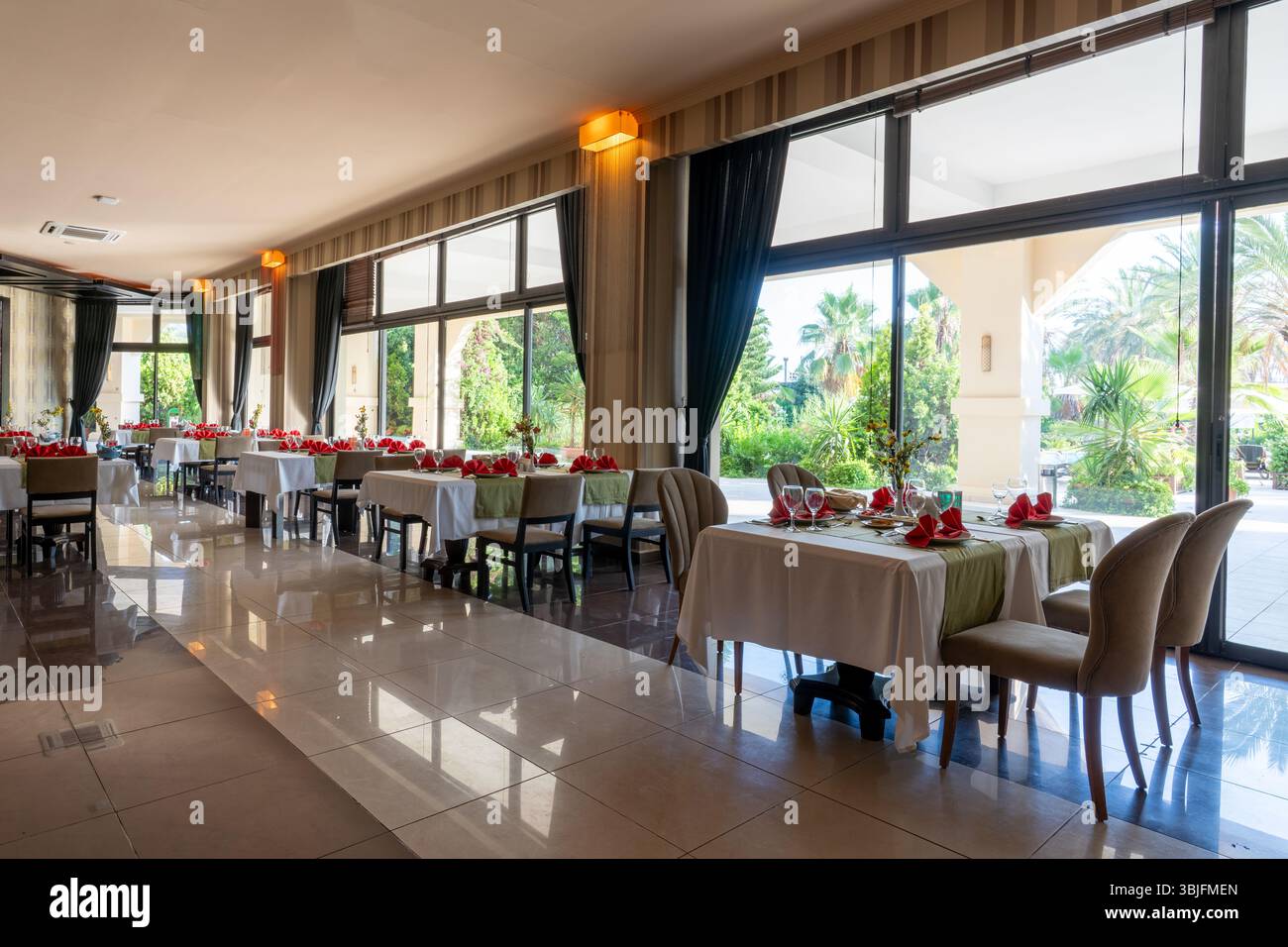 Das Innere eines leeren Hotelrestaurants. Hochwertige Fotos Stockfoto