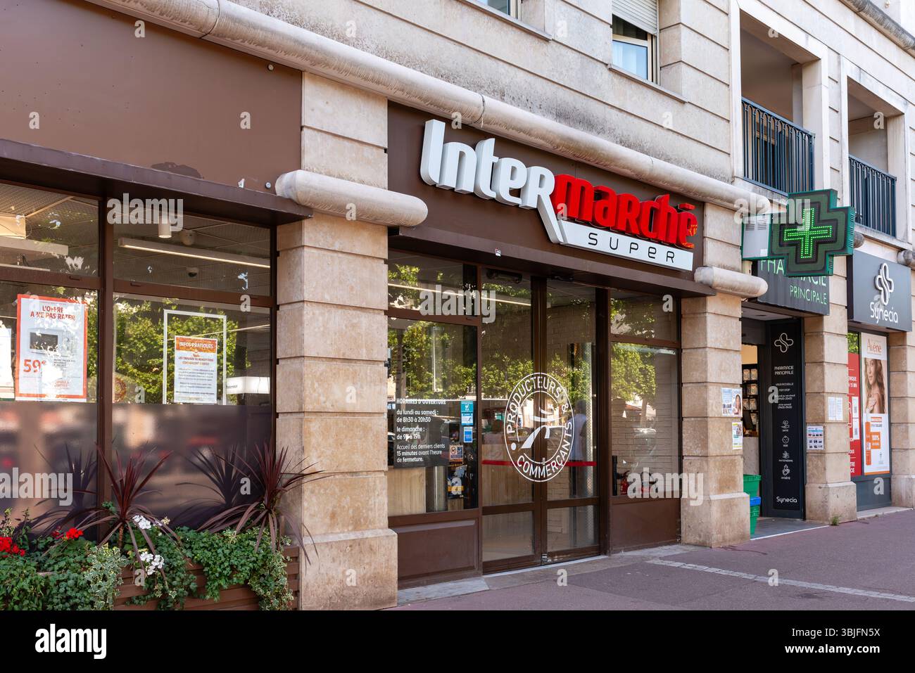Maisons-Laffitte, Yvelines, Frankreich, 06.11.2025 der Eingang des französischen Supermarktes Intermarché, der dem französischen Einzelhandelskonzern Les Mousquetaires gehört. Stockfoto