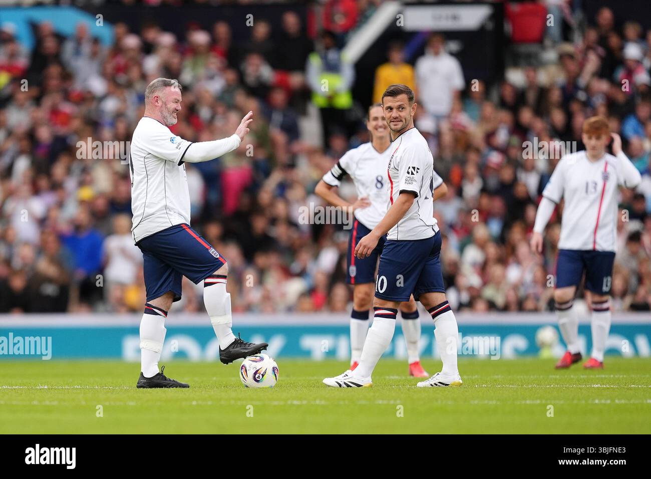 Der englische Spielertrainer Wayne Rooney und Jack Wilshere (rechts) während der Soccer Aid für UNICEF 2025 in Old Trafford, Manchester. Bilddatum: Sonntag, 15. Juni 2025. Stockfoto