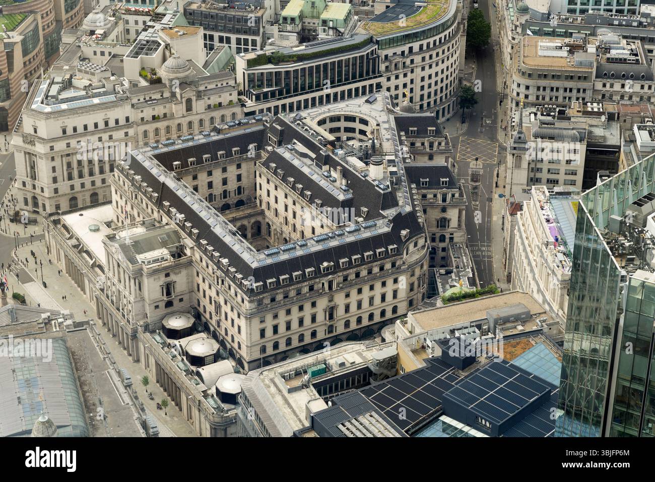 Blick aus der Vogelperspektive auf die Bank of England auf der Square Mile in London, umgeben von historischen und modernen Bürogebäuden im Herzen des britischen Finanzviertels. Stockfoto