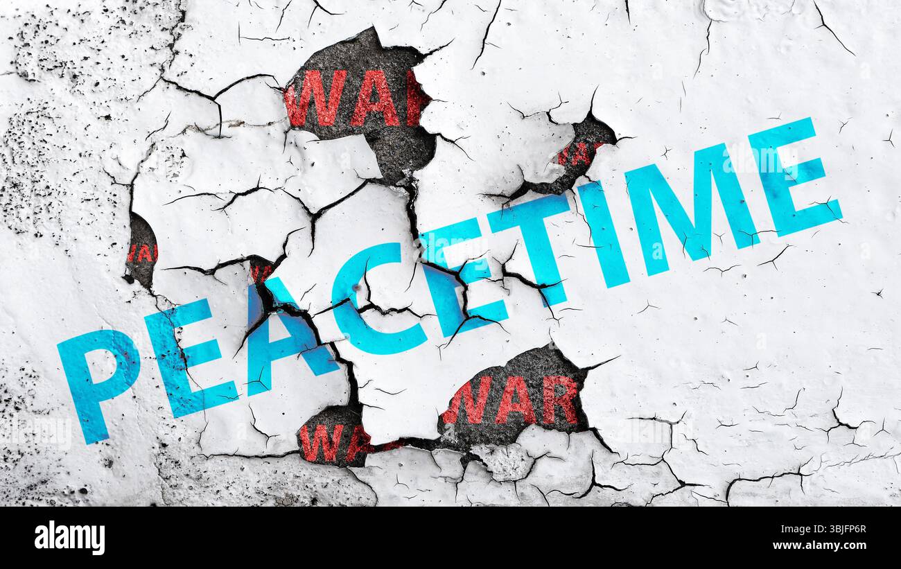 Zerrissene weiße Farbe, während das Wort FRIEDENSZEIT abblättert, zeigt Fragmente der Worte KRIEG unter sich – eine krasse Metapher für steigende globale Konflikte Stockfoto