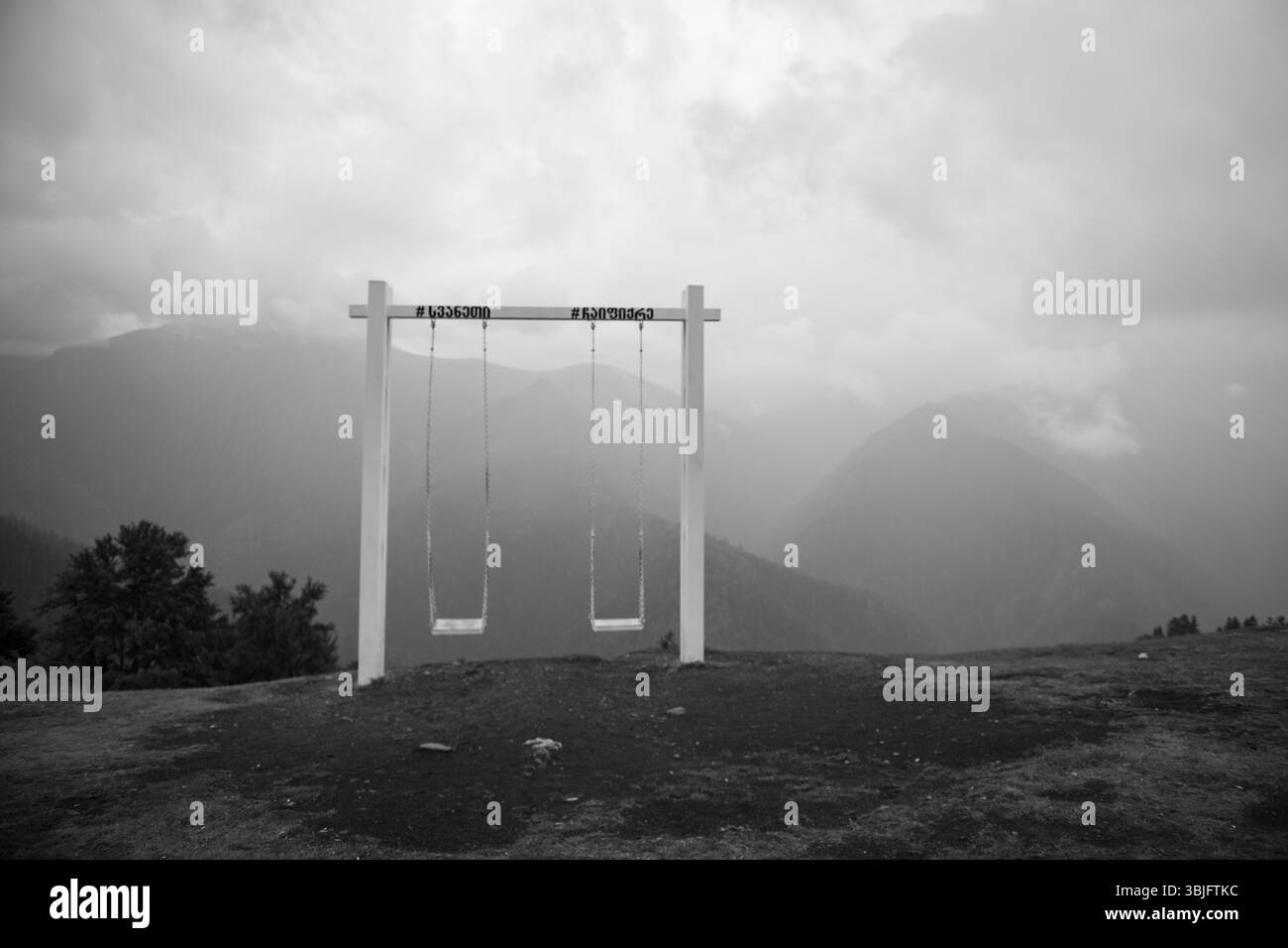 Zwei Schaukeln stehen in den Bergen Georgiens Stockfoto