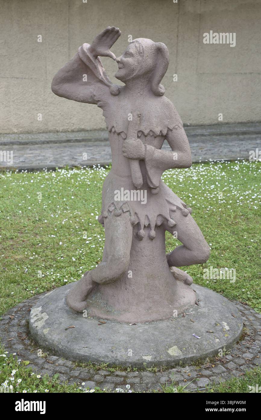 Skulptur von Till Eulenspiegel mit Geste, Daumen auf der Nase, Arm, hoch, hoch, oben, Hand, Bernburg, Sachsen-Anhalt, Deutschland, Europa Stockfoto