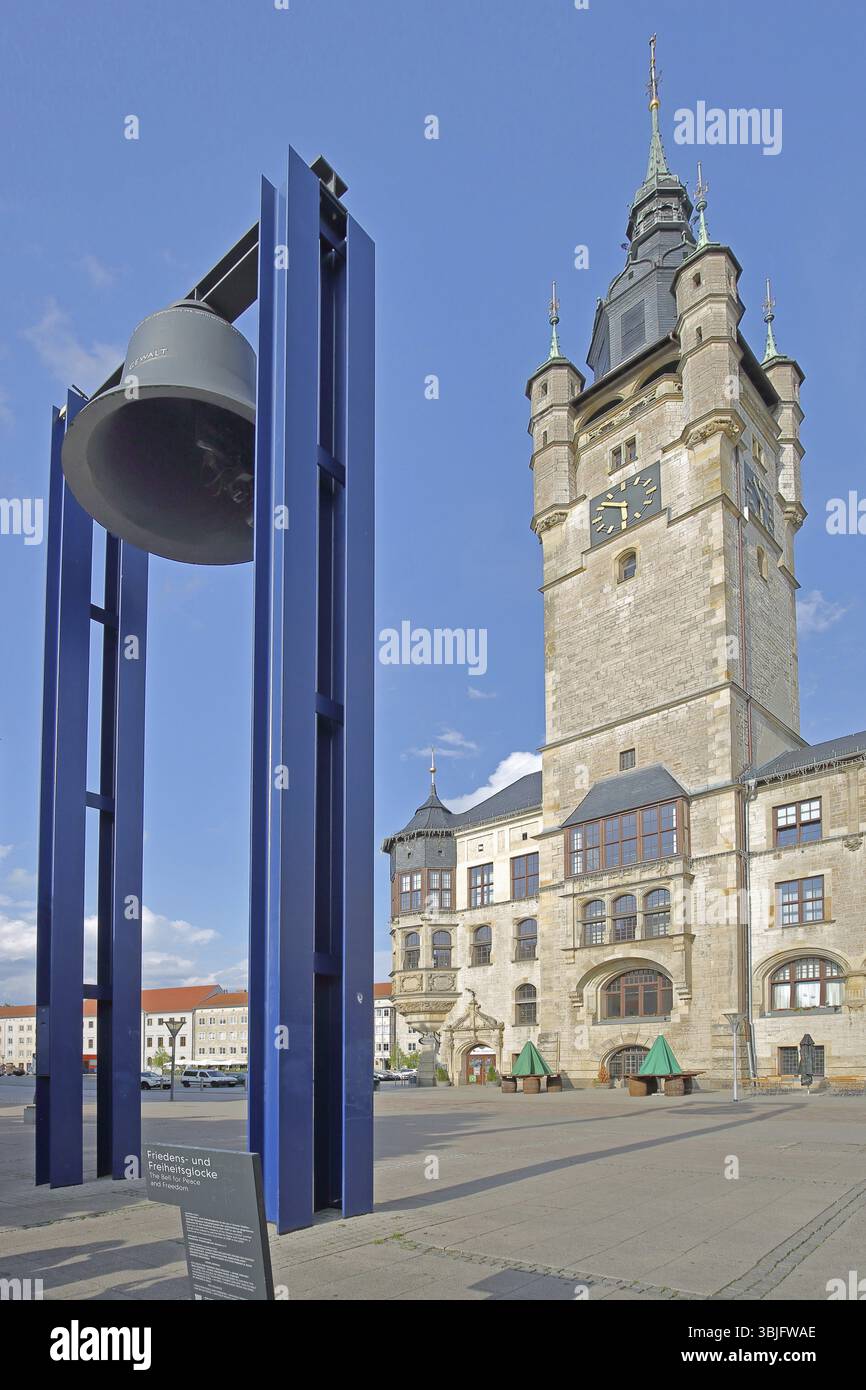 Rathaus erbaut 1901 und Friedensglocke errichtet 2000 als Denkmal und Symbol für politischen Wandel, Revolution, 1989, DDR, Deutsch, tower, Dessau, des Stockfoto