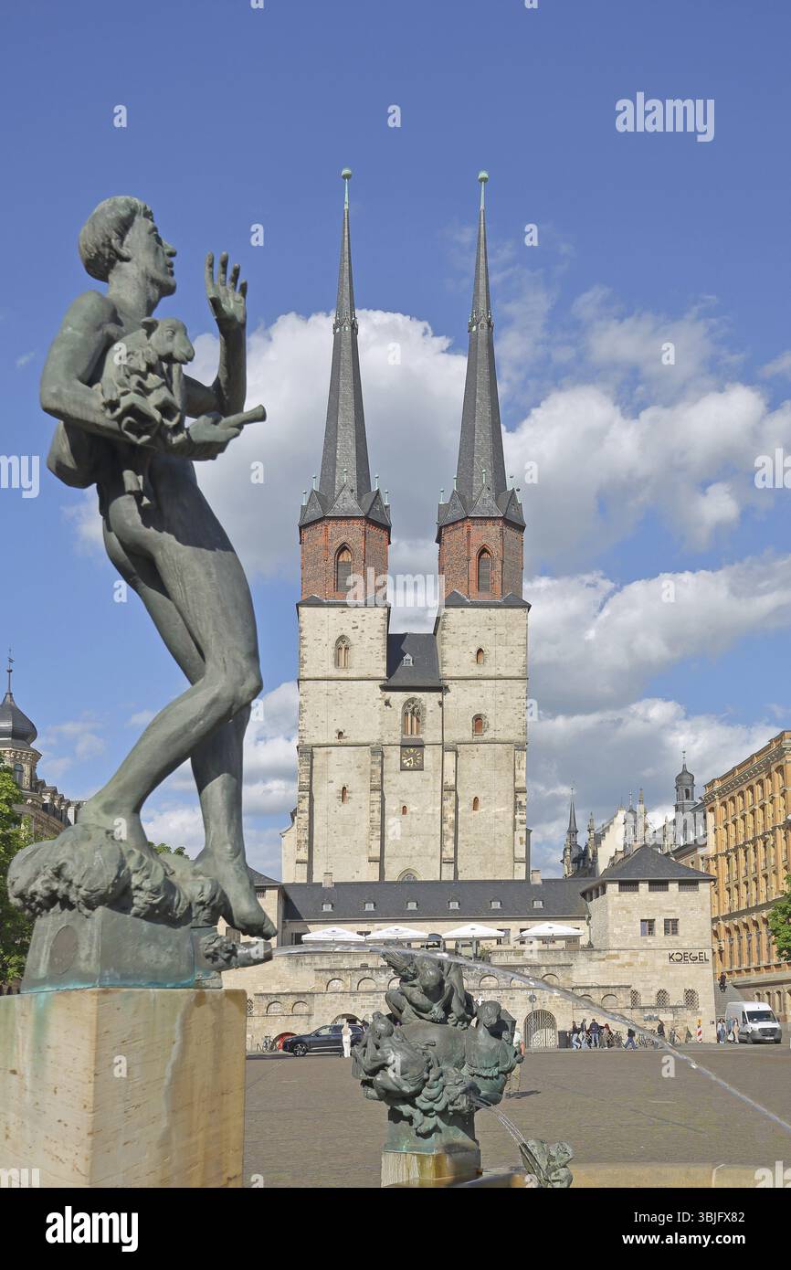 Spätgotische Marktkirche unserer Lieben Frau und Goebel-Brunnen von Bernd Goebel 1999, Wasserstrahl, Wasserspiel, Bronzeskulptur, moderne Kunst, Wahrzeichen, Halle Stockfoto
