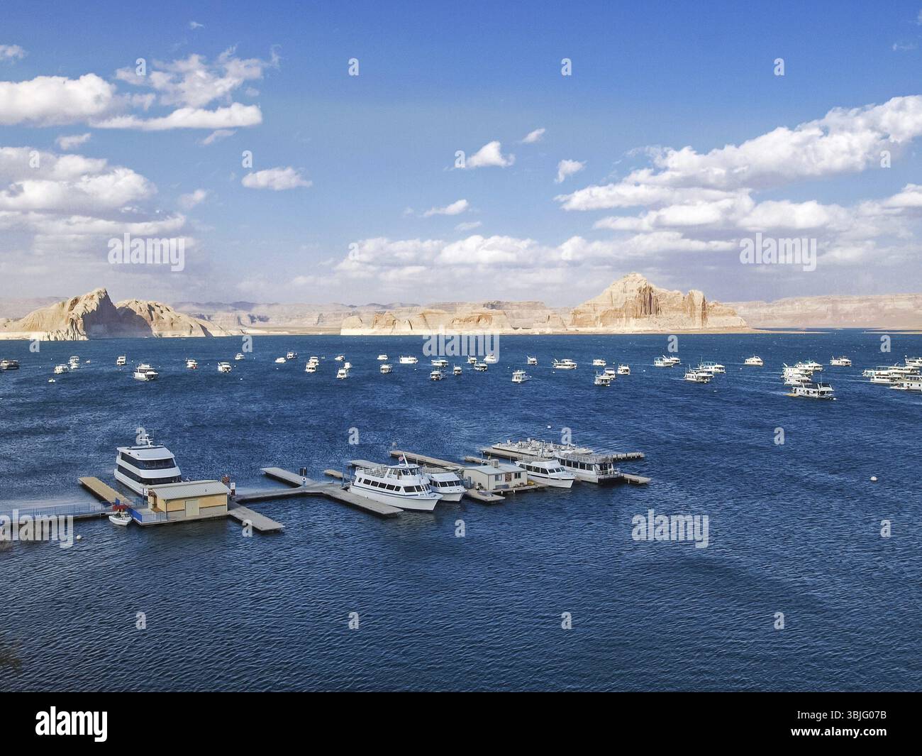 Lake Powell liegt am Colorado River und bietet einen tollen Blick auf den Canyon. Wunderschöner Canyon und einsame Felsen am Lake Powell, Utah Stockfoto