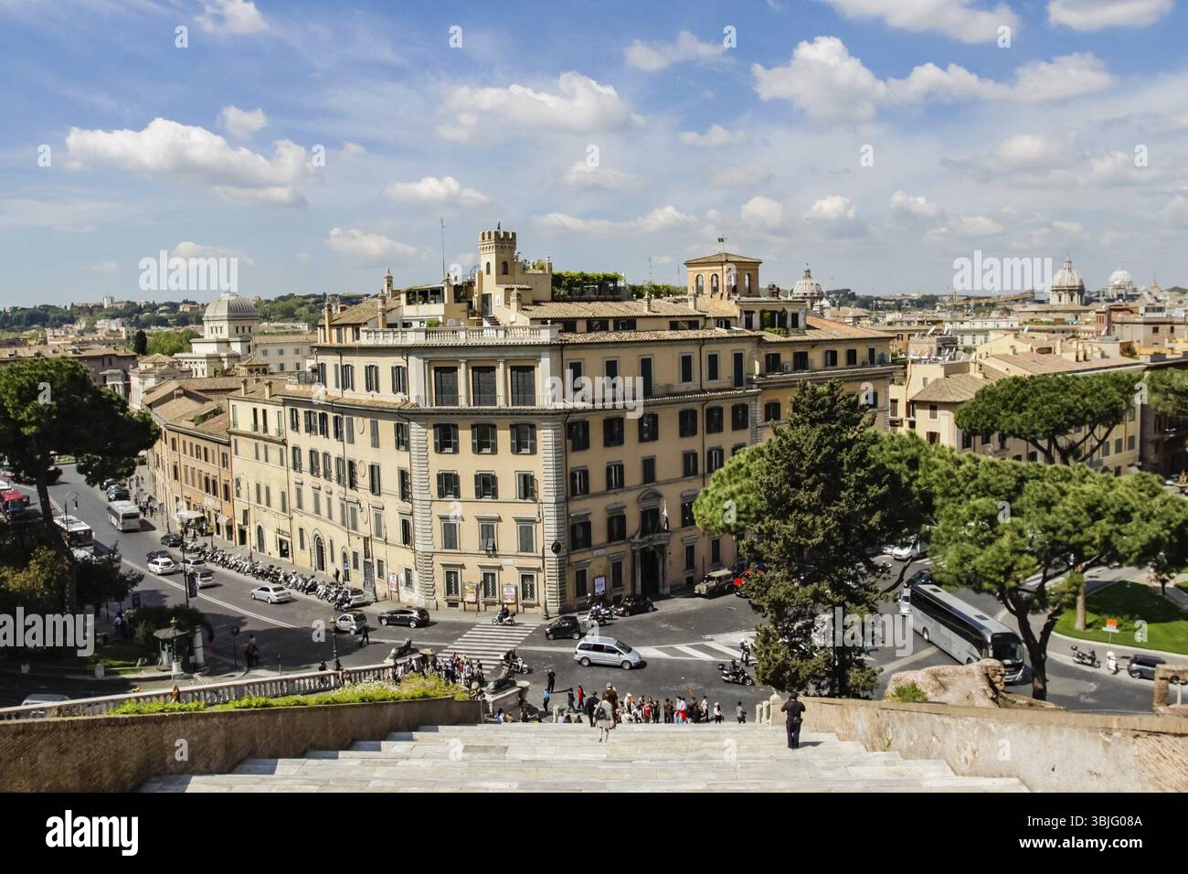 Rom, Italien - 11. Juni 2012: Die ewige Stadt Rom, römische Straßen und Gebäude, moderne und antike Architektur Roms Stockfoto