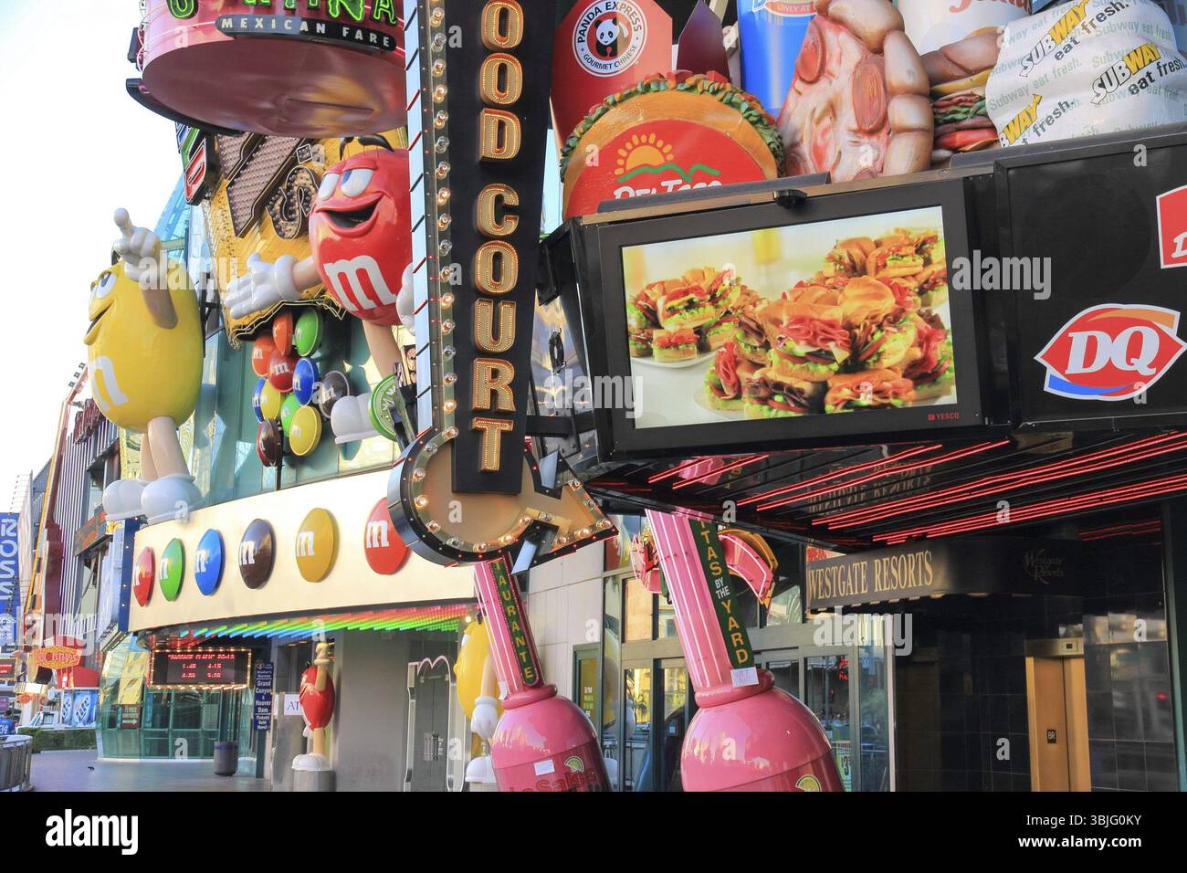 Las Vegas, USA - 15. Juli 2013: Spaziergang in Las Vegas. Stadtstraßen. Gewerbliche und private Gebäude. Straßenleben Stockfoto
