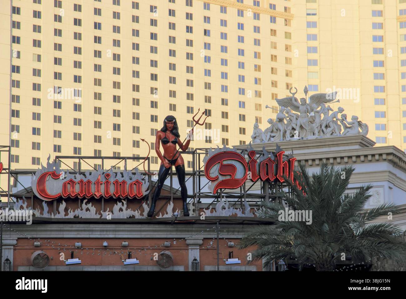 Las Vegas, USA - 15. Juli 2013: Spaziergang in Las Vegas. Stadtstraßen. Gewerbliche und private Gebäude. Straßenleben Stockfoto