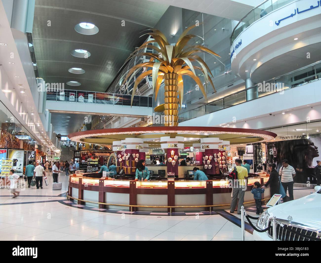 Dubai Airport, VAE - 11. Juni 2010: Dubai Passenger Airport in den Vereinigten Arabischen Emiraten, Inneres des Flughafens Stockfoto