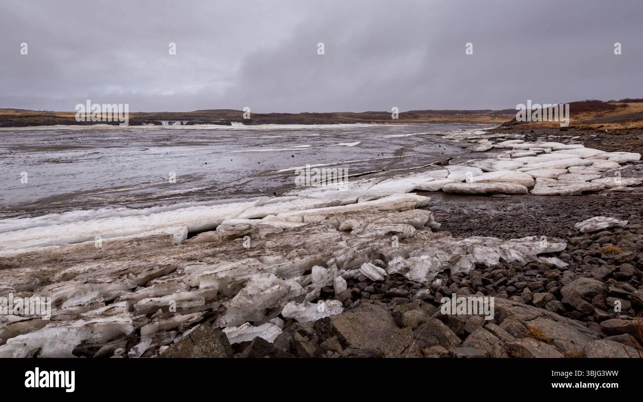 Isländischer gefrorener See mit Eiswürfeln, in Island, früh im Frühling. Isländische arktische Landschaft Stockfoto