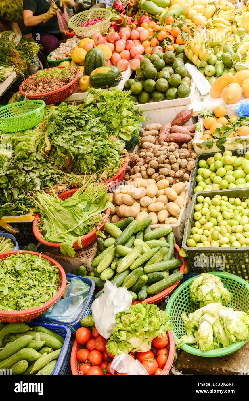 Obst auf einem Marktstand in den Straßen von Hanoi Stockfoto