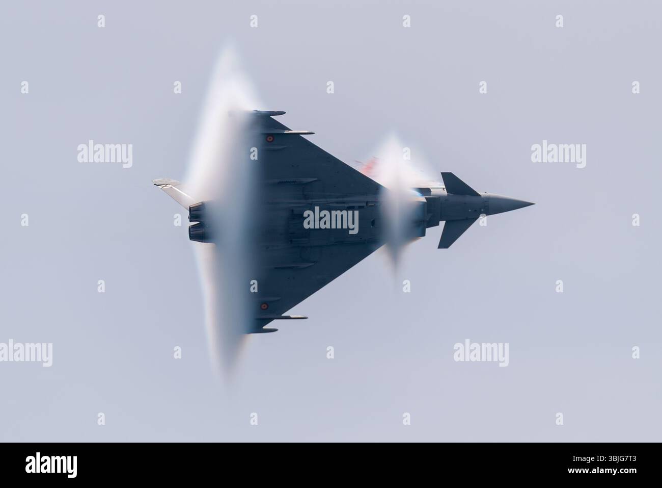 Santiago de La Ribera, San Javier, Spanien. Juni 2025. Während der Hochgeschwindigkeitsfahrt über den Mar Menor erlitt ein Eurofighter Taifun-Kampfflugzeug der spanischen Luft- und Raumfahrtwaffe einen Vogelschlag, der die Windschutzscheibe beschädigte und eine Notlandung auf der San Javier Air Base verursachte. Der rote Nebel kann als Überreste des Vogels über dem Cockpit gesehen werden, da der Taifun bei extremer Fluggeschwindigkeit Schockwellen erzeugt Stockfoto